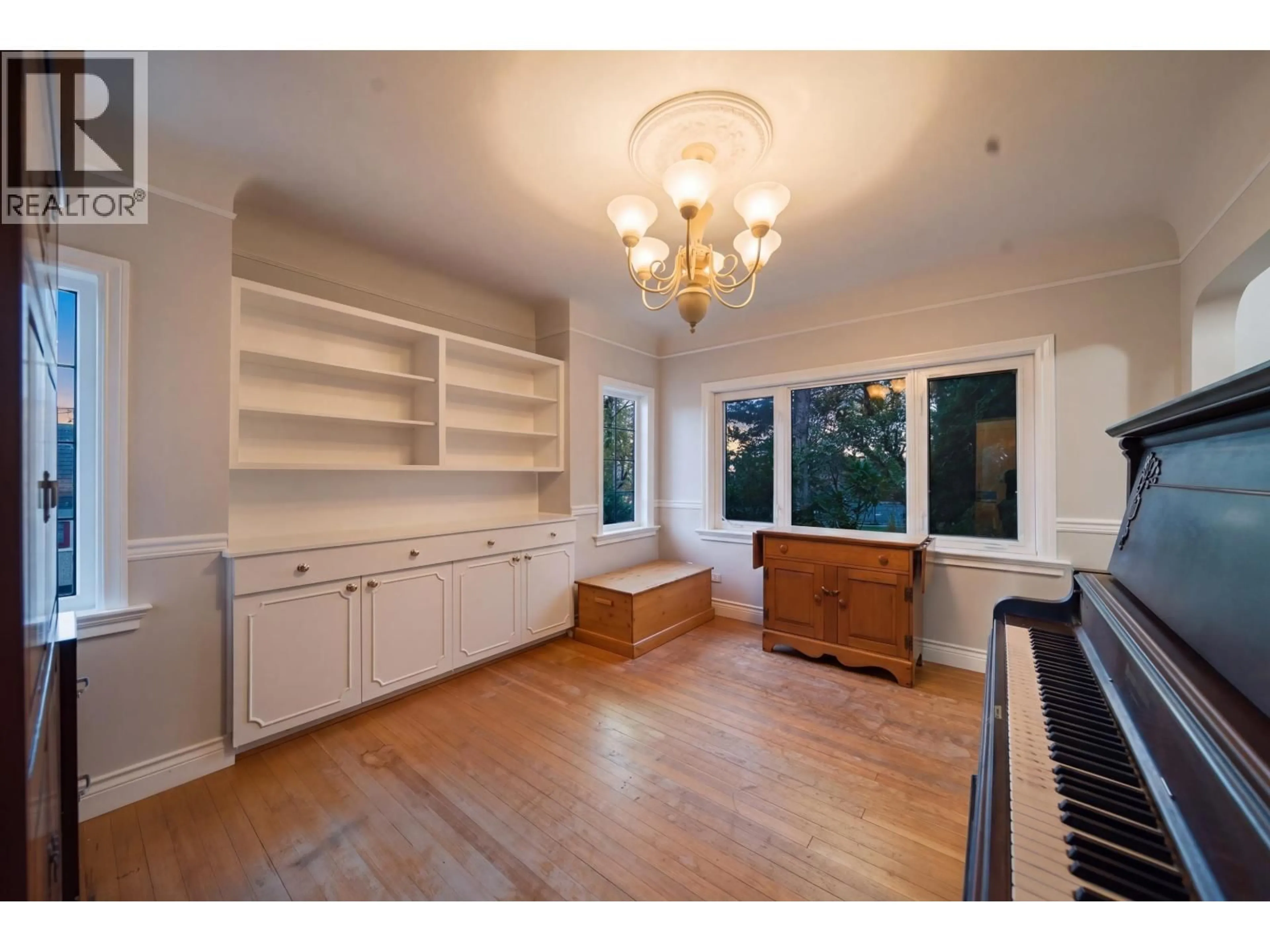 Unknown for 107 SEVENTH AVENUE, New Westminster British Columbia V3L1W2