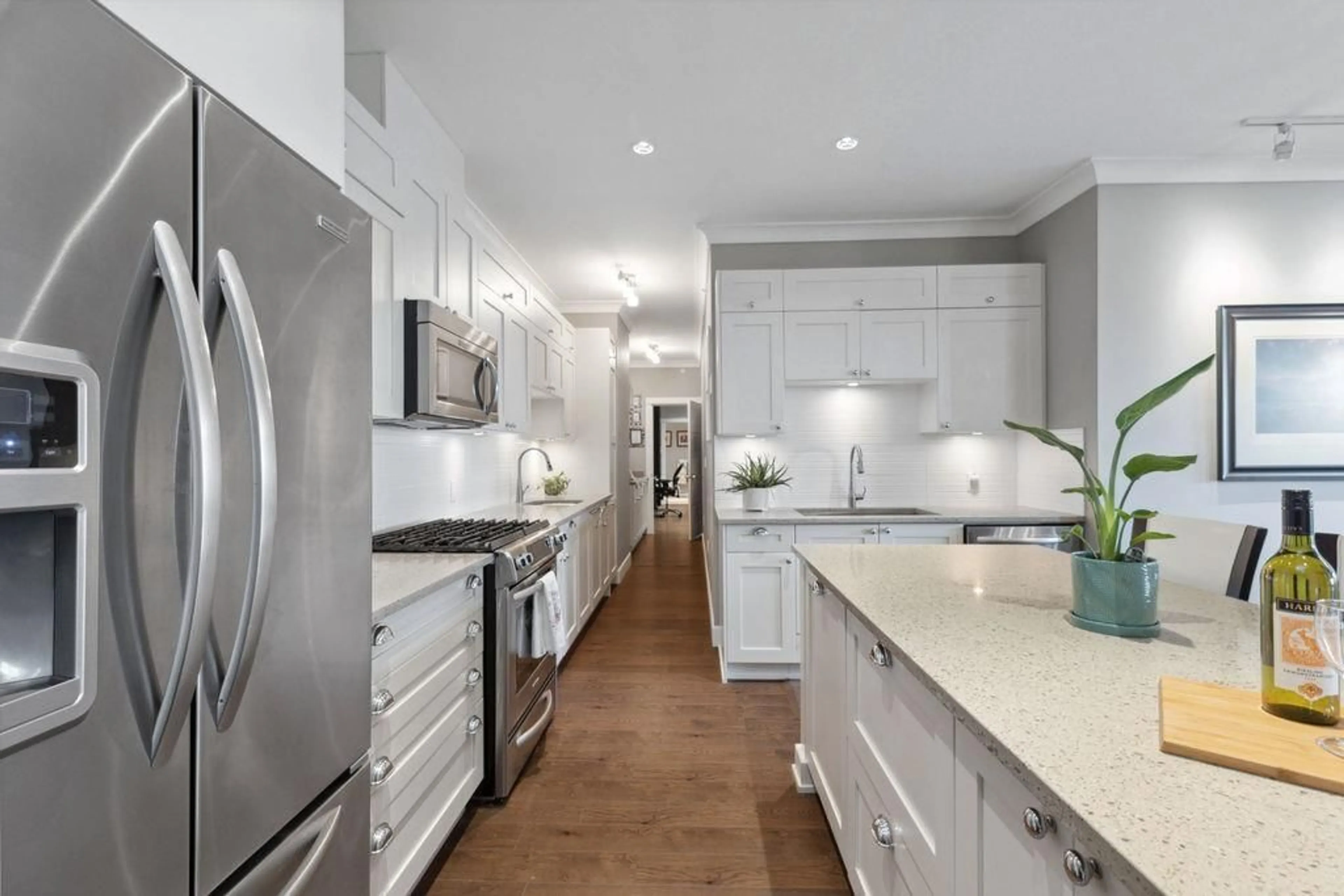Open concept kitchen, ceramic/tile floor for 304 - 15155 36 AVENUE, Surrey British Columbia V3Z4R3