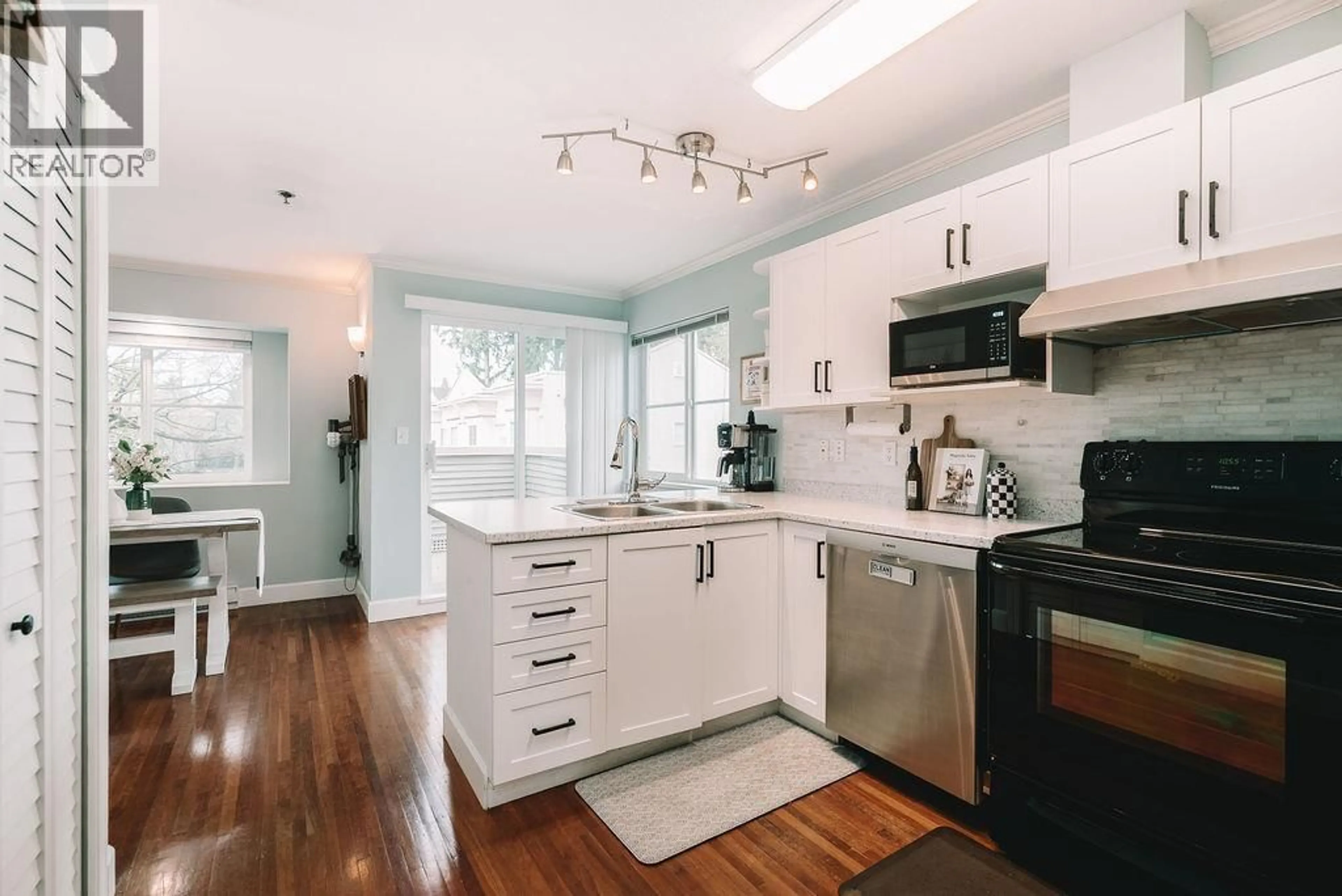 Open concept kitchen, wood/laminate floor for 1 - 12449 191 STREET, Pitt Meadows British Columbia V3Y2R4