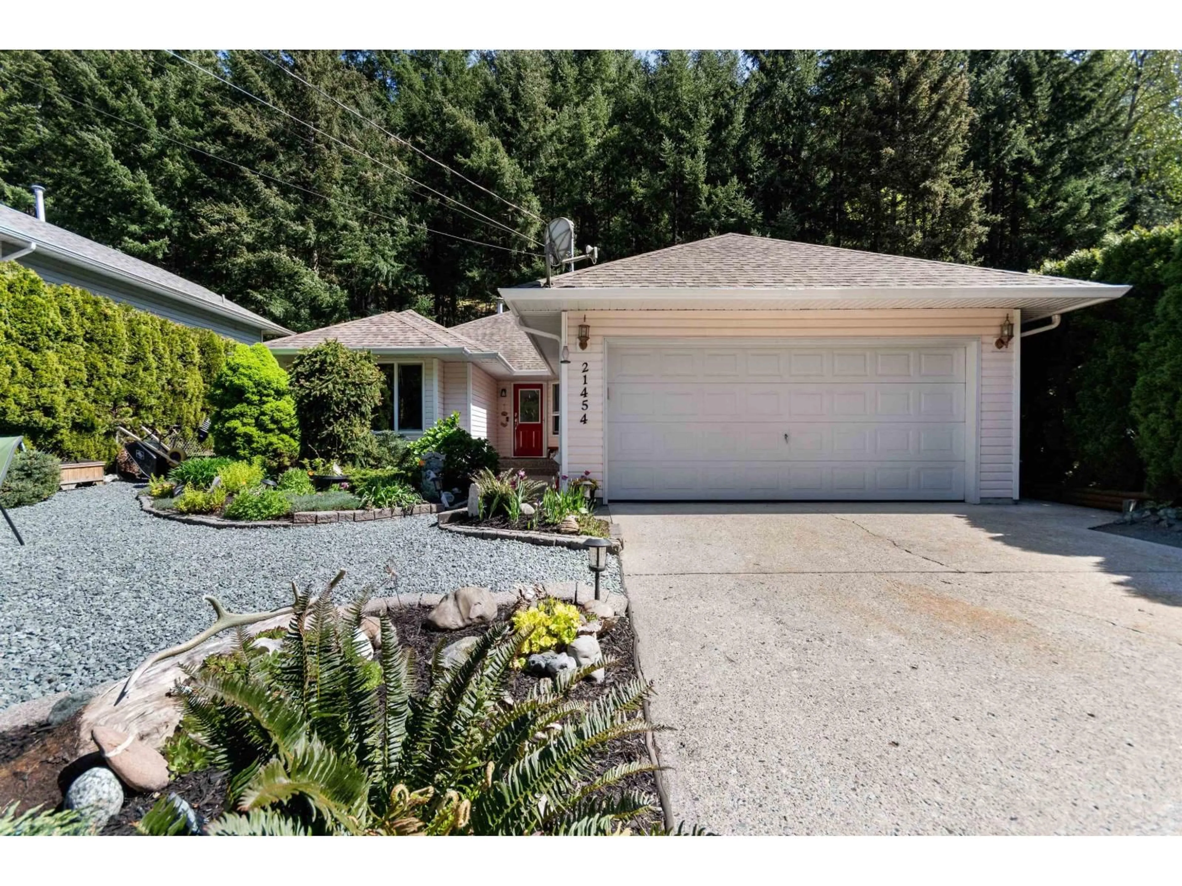 Home with vinyl exterior material, street for 21454 RICHMOND DRIVE, Hope British Columbia V0X1L1