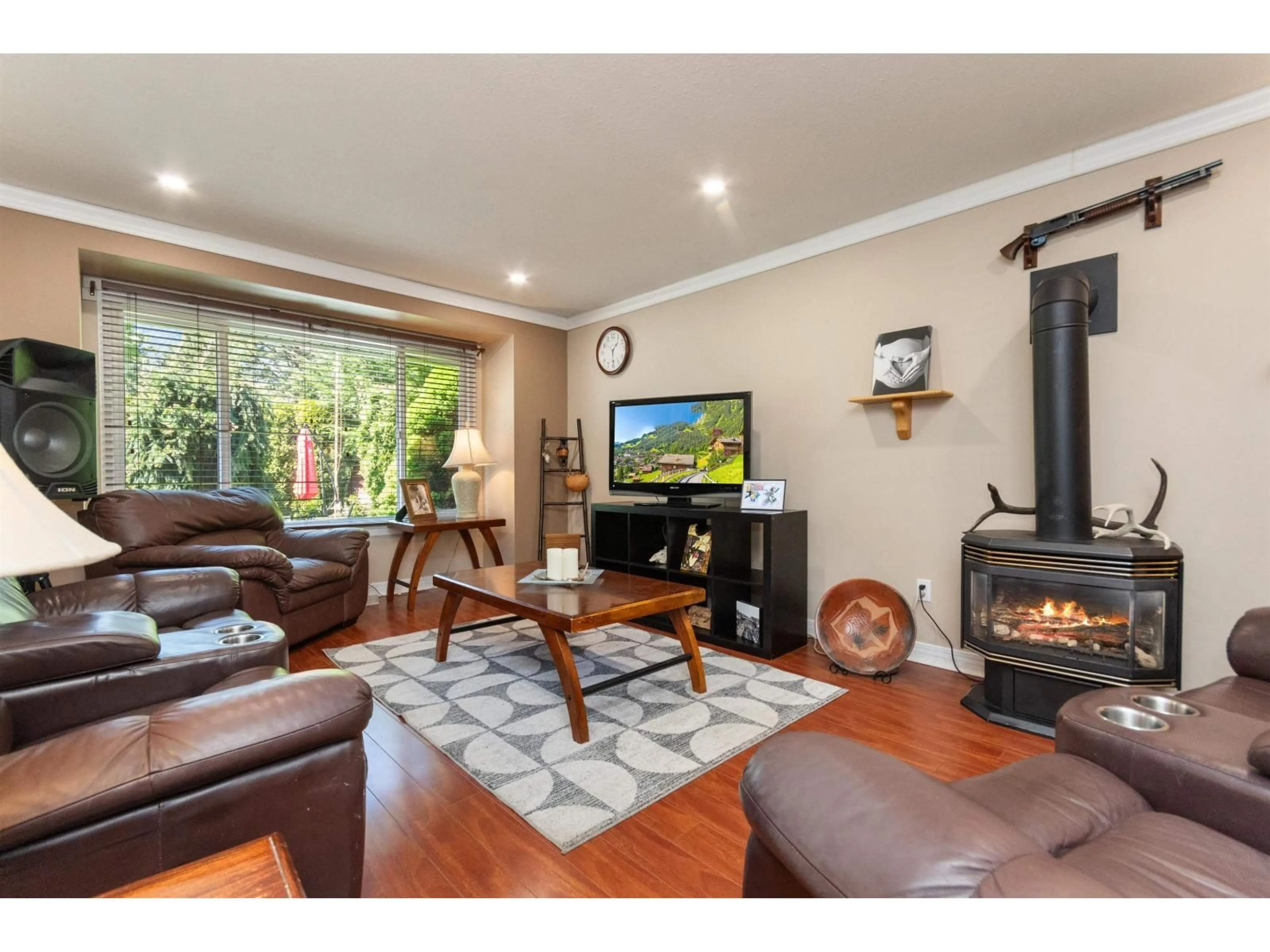 Living room with furniture, wood/laminate floor for 21454 RICHMOND DRIVE, Hope British Columbia V0X1L1