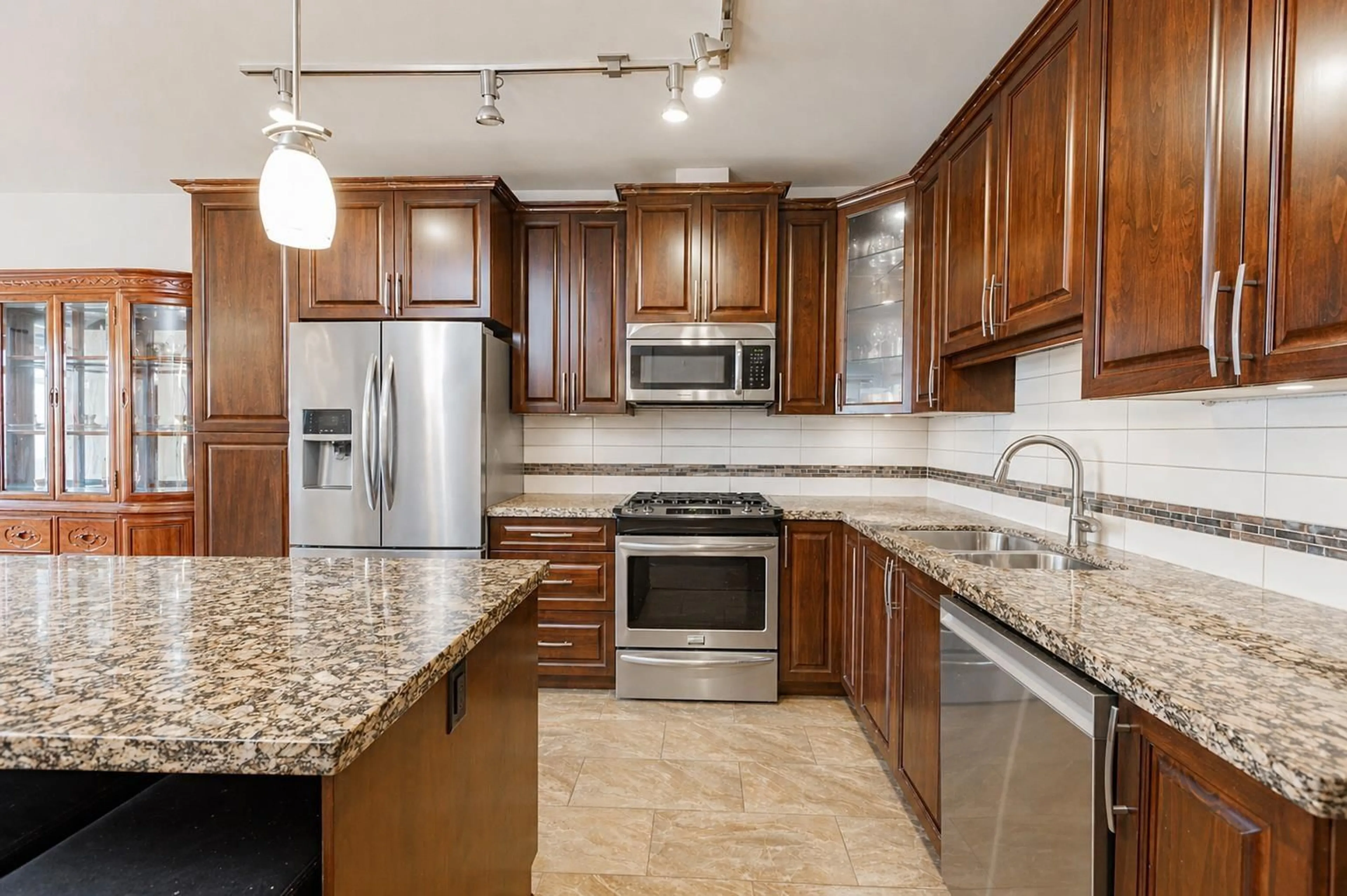 Open concept kitchen, ceramic/tile floor for 405 - 8067 207 STREET, Langley British Columbia V2Y0N9