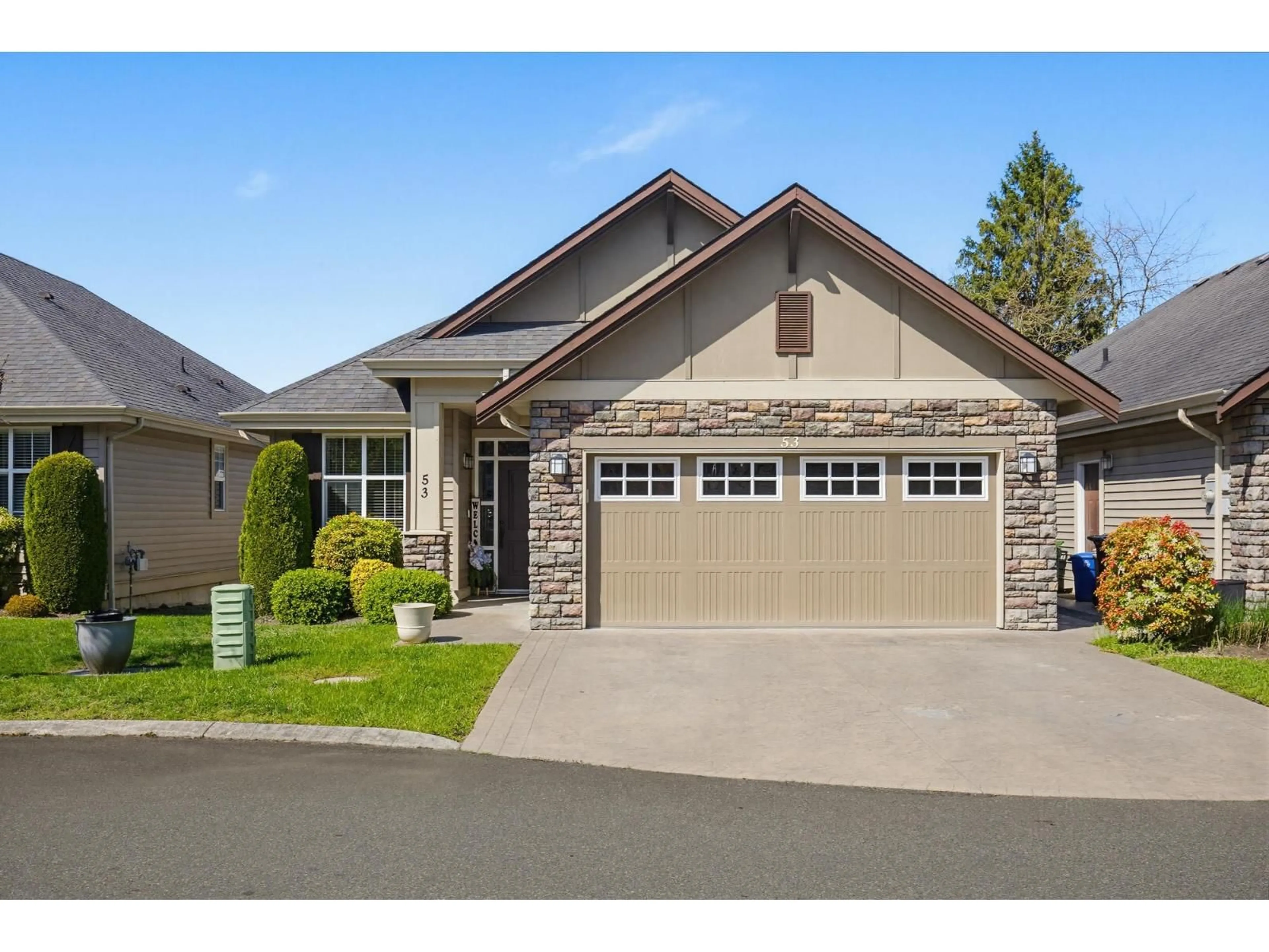 Home with vinyl exterior material, street for 53 - 6577 SOUTHDOWNE PLACE, Chilliwack British Columbia V2R0H4