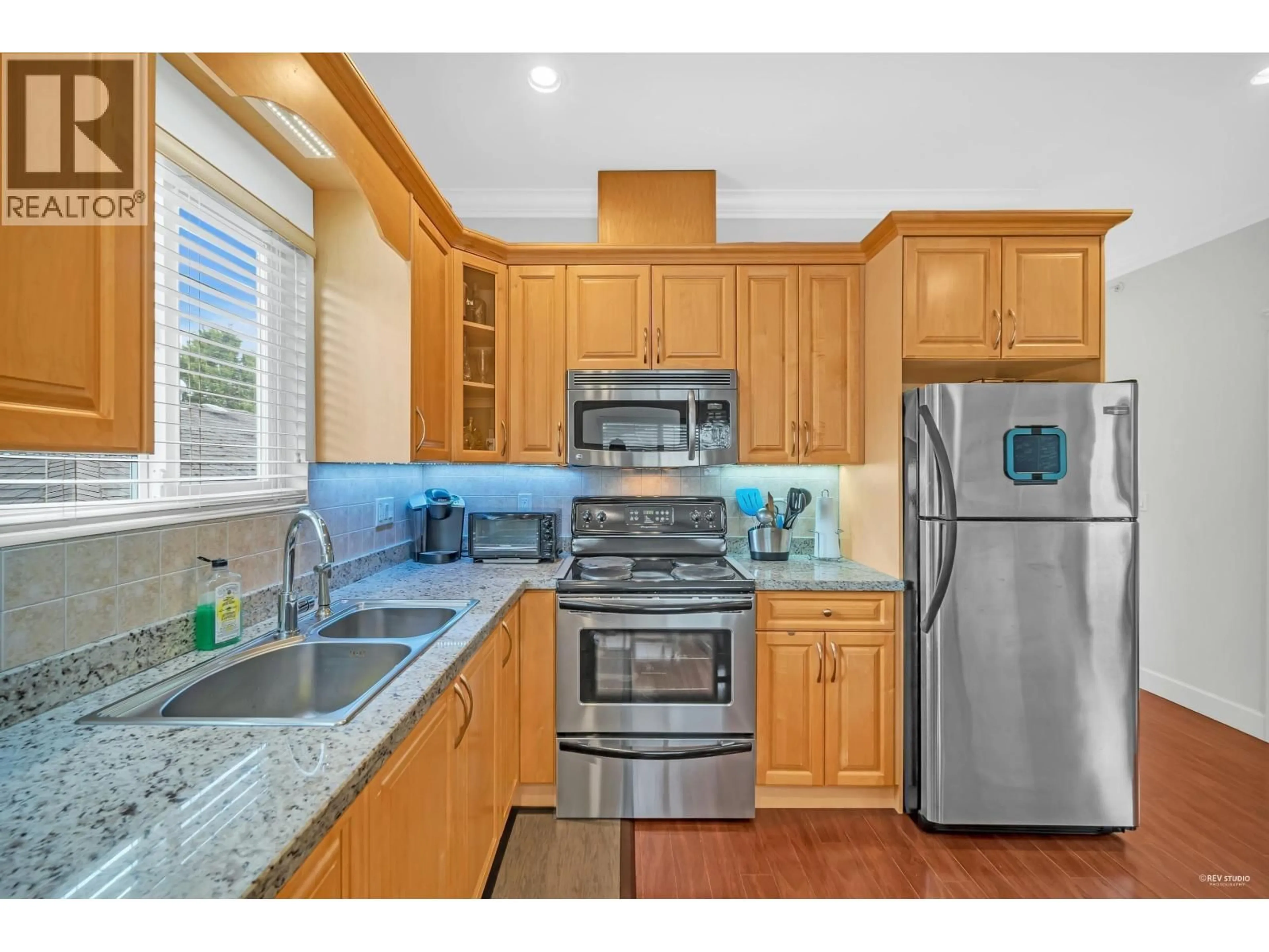 Standard kitchen, ceramic/tile floor for 669 71ST AVENUE, Vancouver British Columbia V6P2Z9