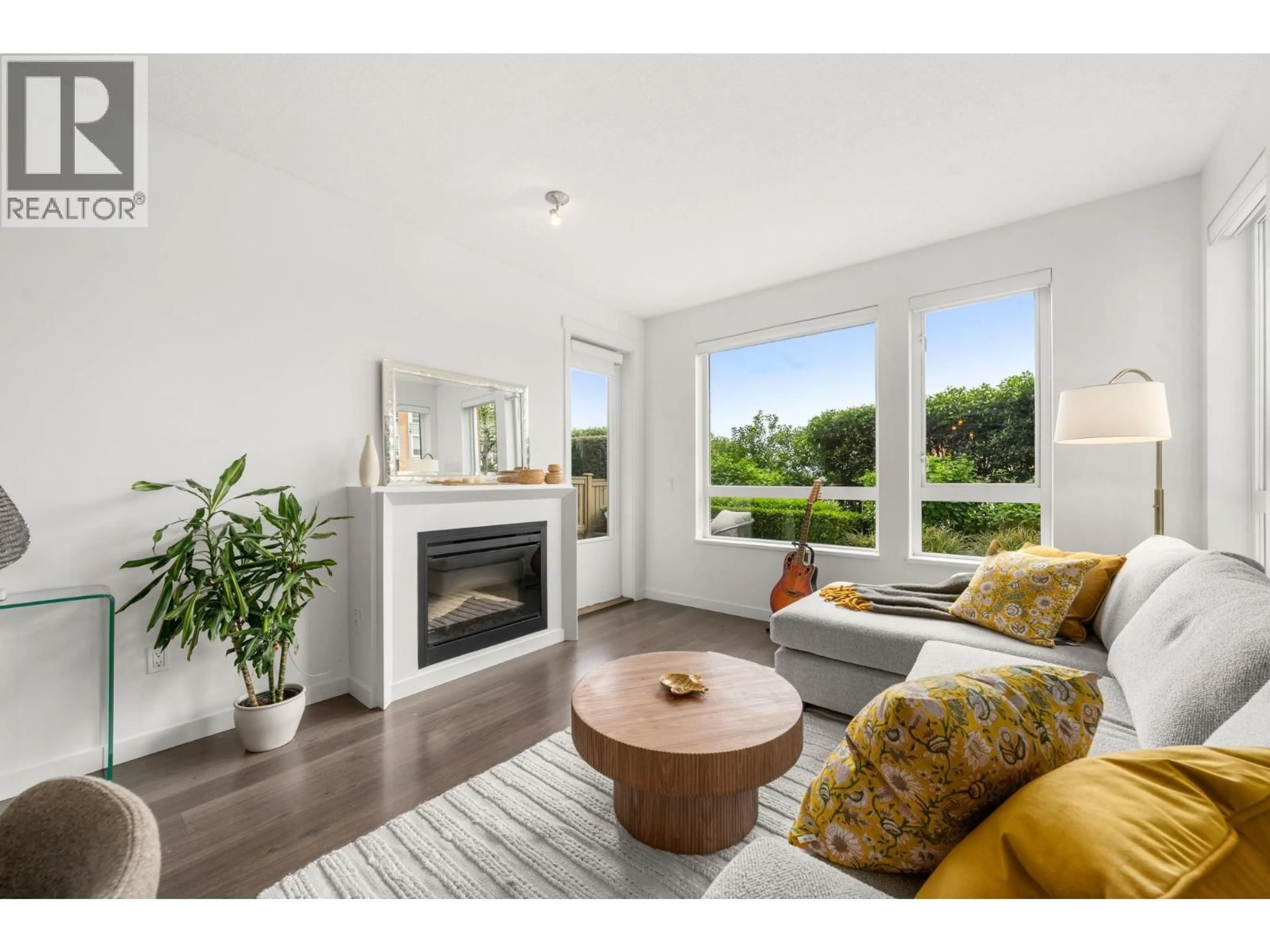 Living room with furniture, wood/laminate floor for 101 - 717 CHESTERFIELD AVENUE, North Vancouver British Columbia V7M3L8