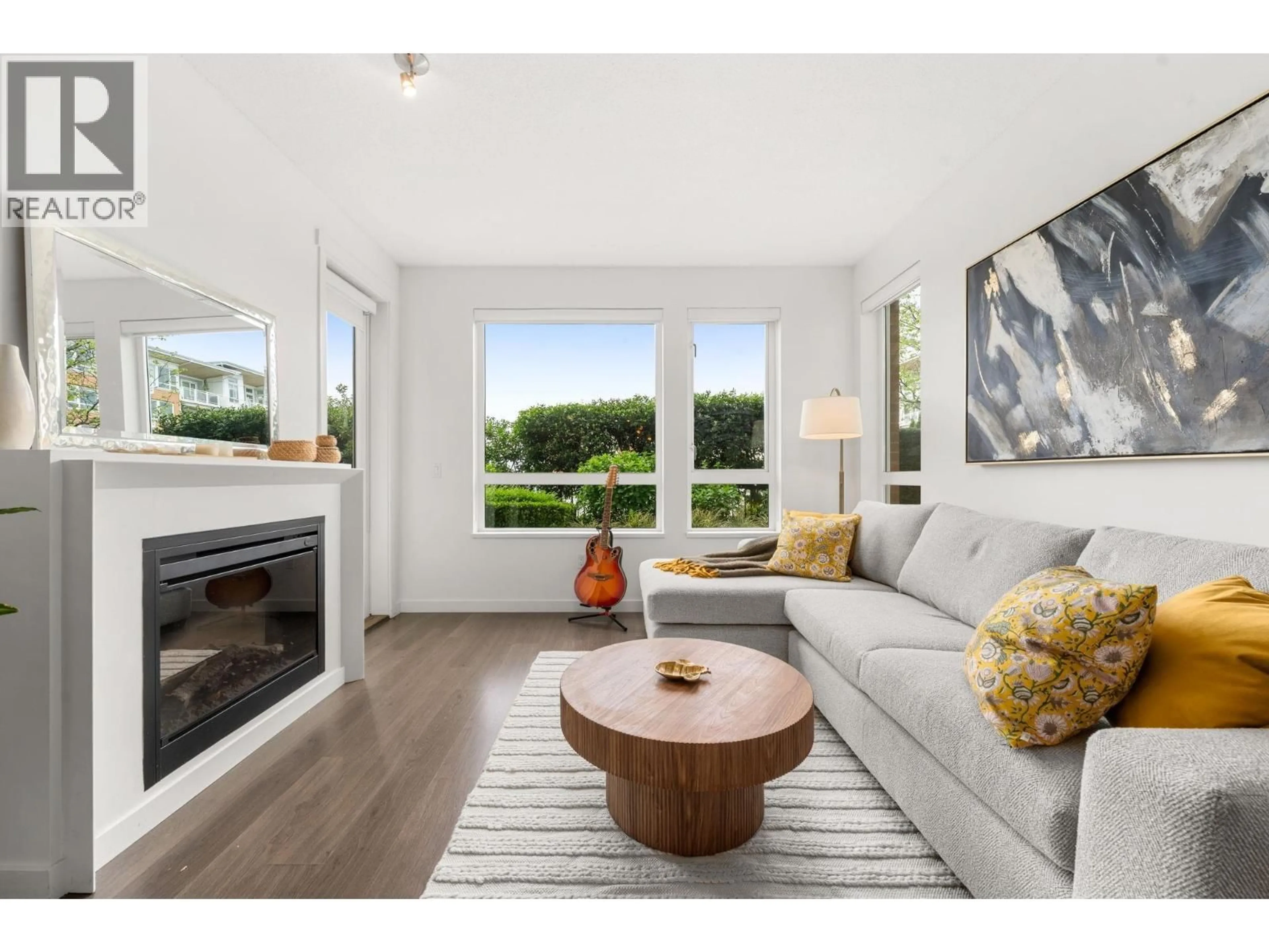 Living room with furniture, wood/laminate floor for 101 - 717 CHESTERFIELD AVENUE, North Vancouver British Columbia V7M3L8