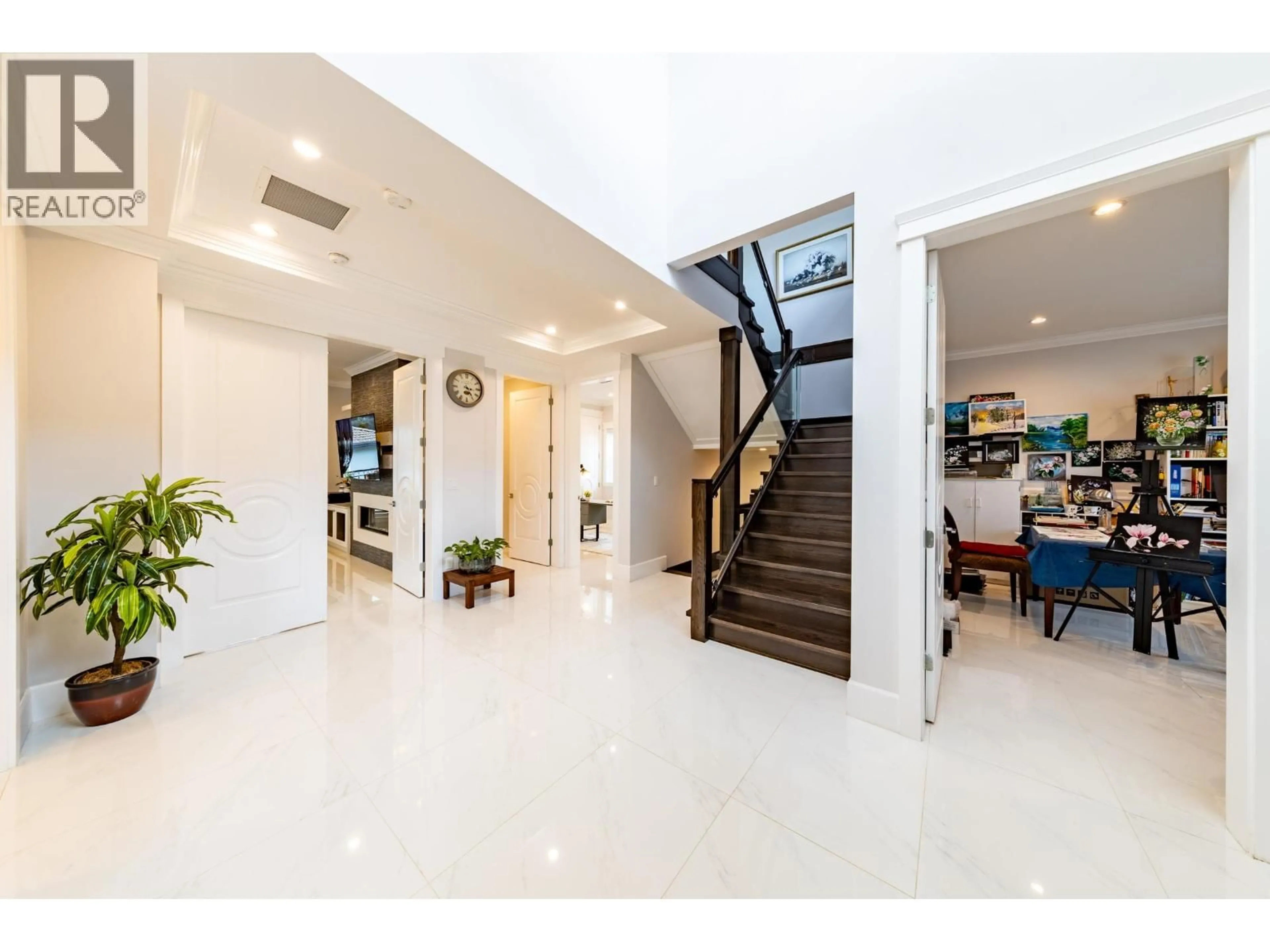 Indoor foyer for 6280 BUCHANAN STREET, Burnaby British Columbia V5B2S5