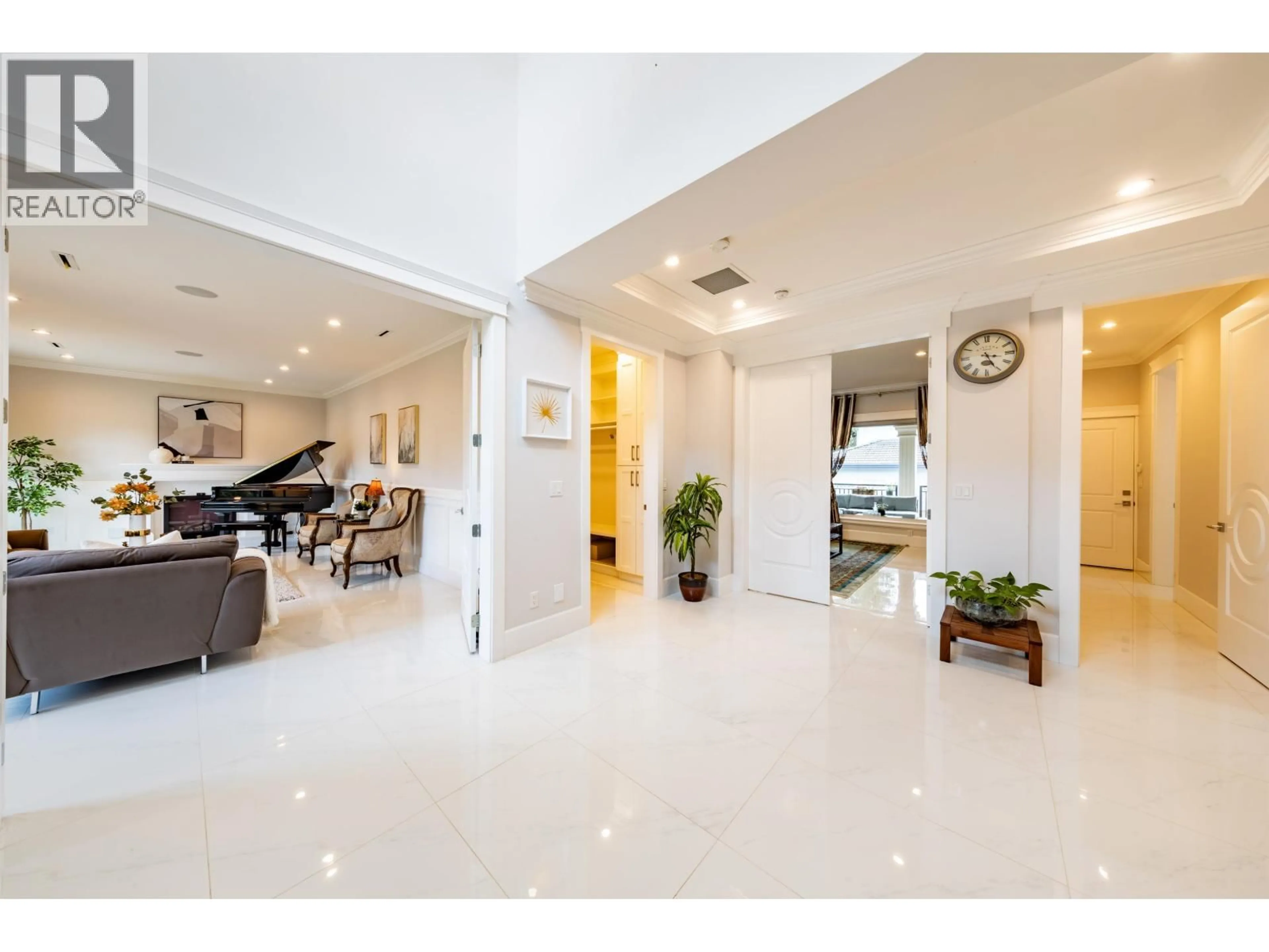 Indoor foyer for 6280 BUCHANAN STREET, Burnaby British Columbia V5B2S5