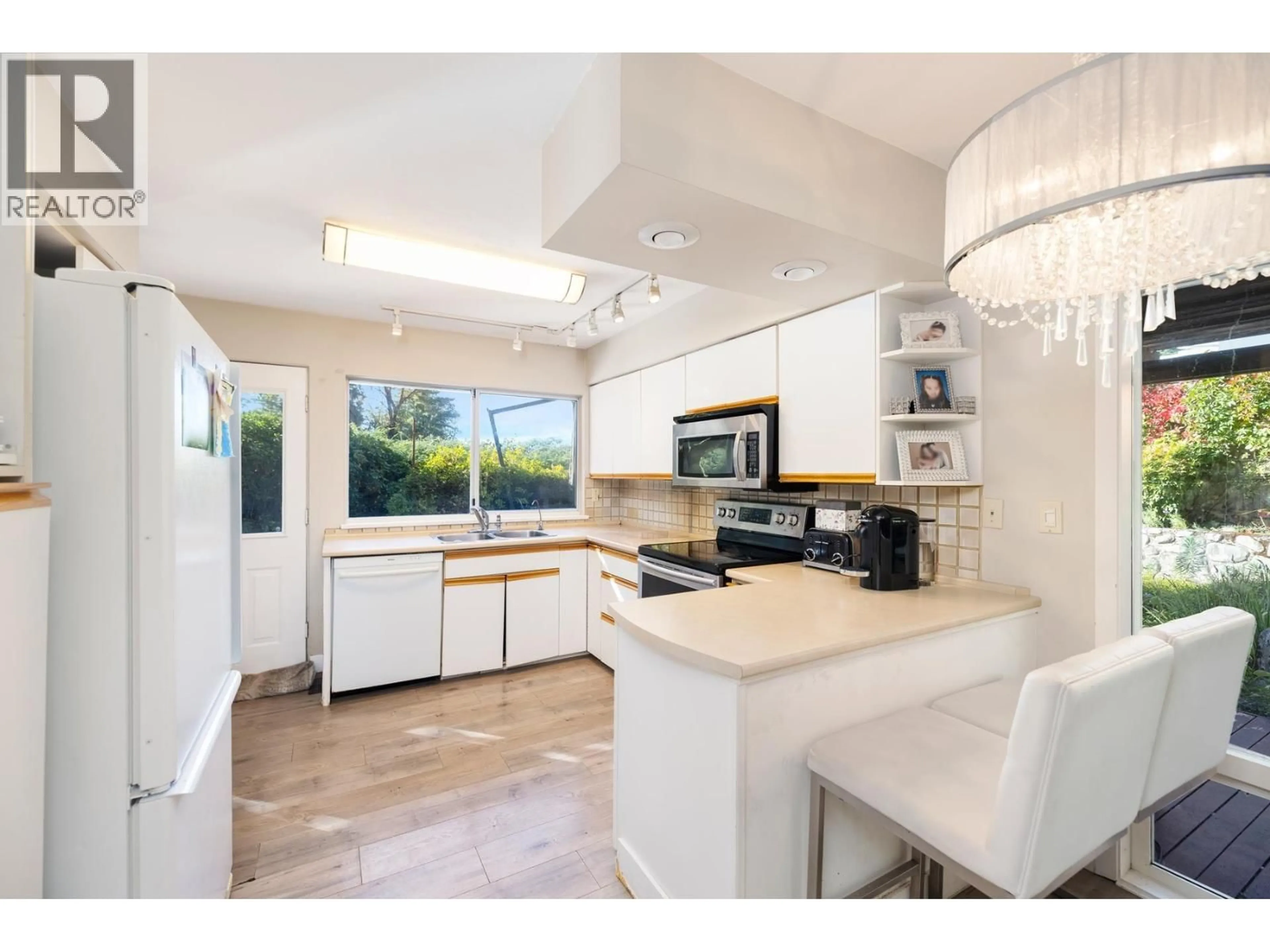 Open concept kitchen, ceramic/tile floor for 4110 BURKERIDGE PLACE, West Vancouver British Columbia V7V3M9