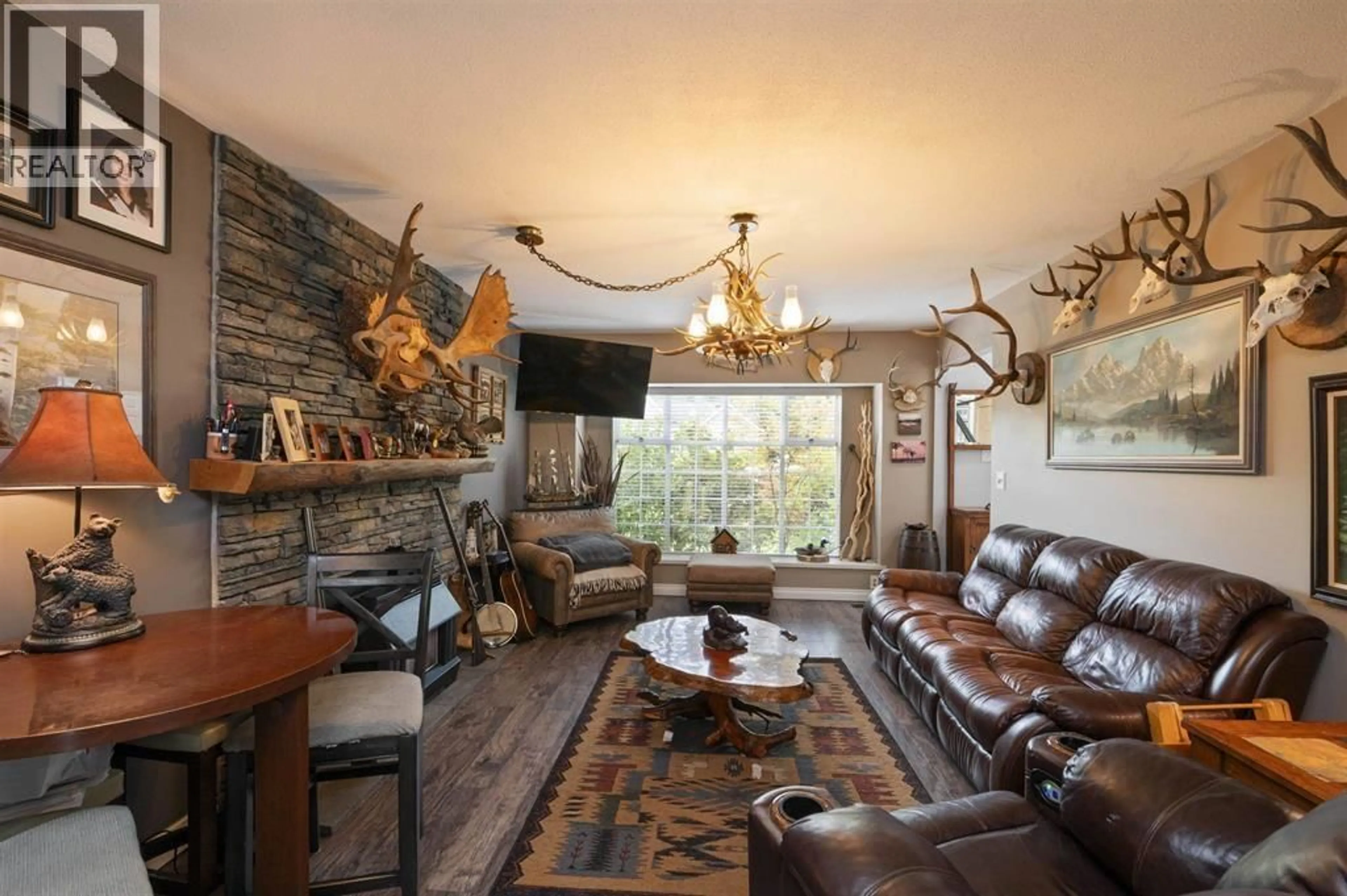 Living room with furniture, wood/laminate floor for 21469 126 AVENUE, Maple Ridge British Columbia V4R2H4