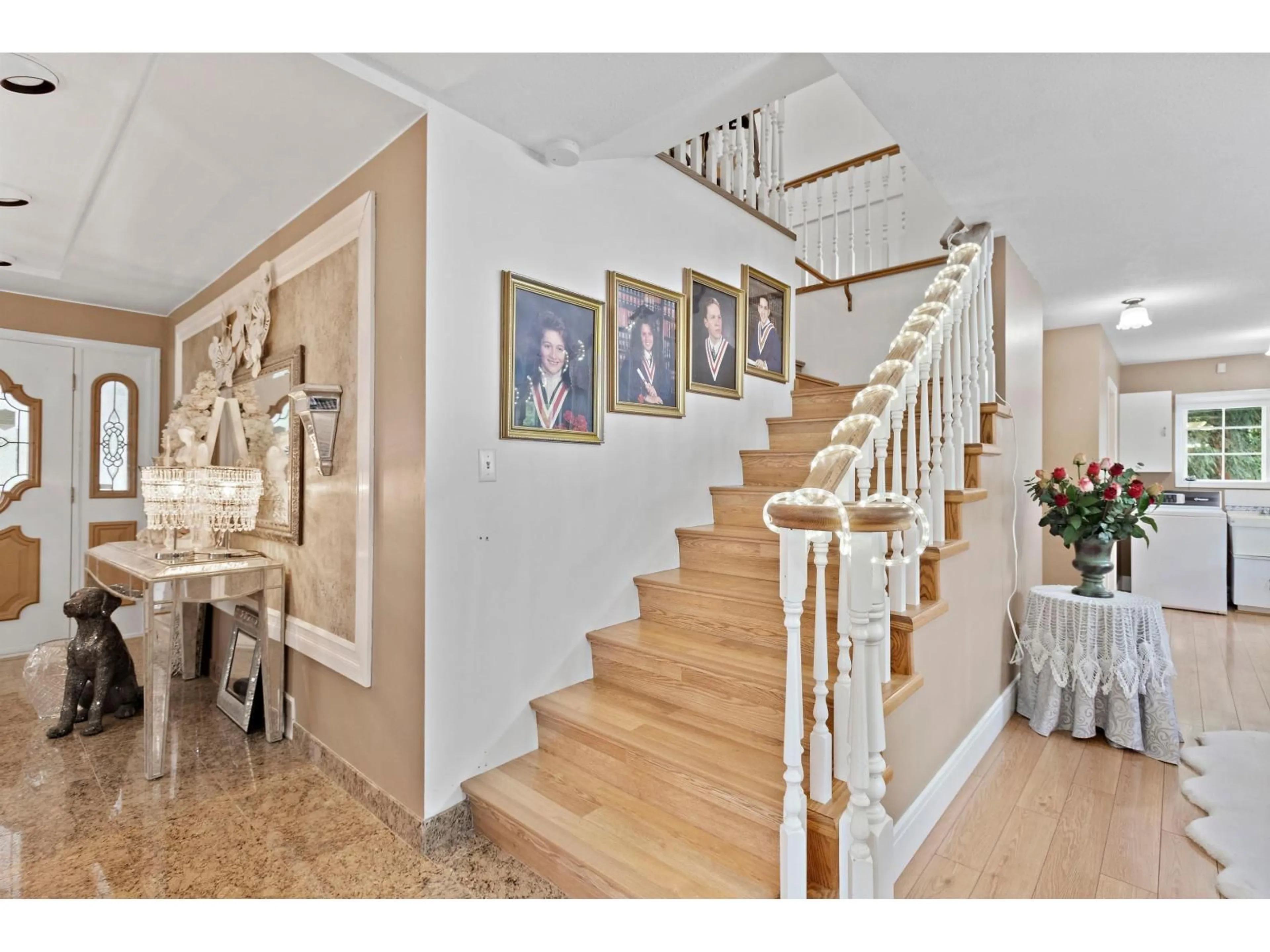 Indoor foyer for 62525 AIRPORT ROAD, Hope British Columbia V0X1L2