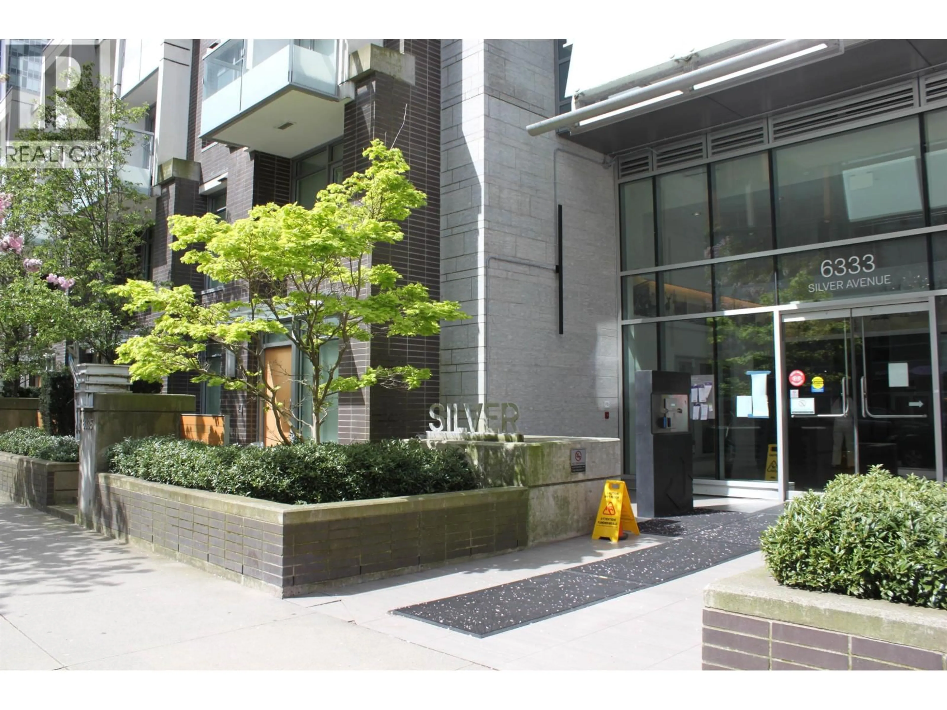 Indoor foyer for 403 - 6333 SILVER AVENUE, Burnaby British Columbia V5H0C3