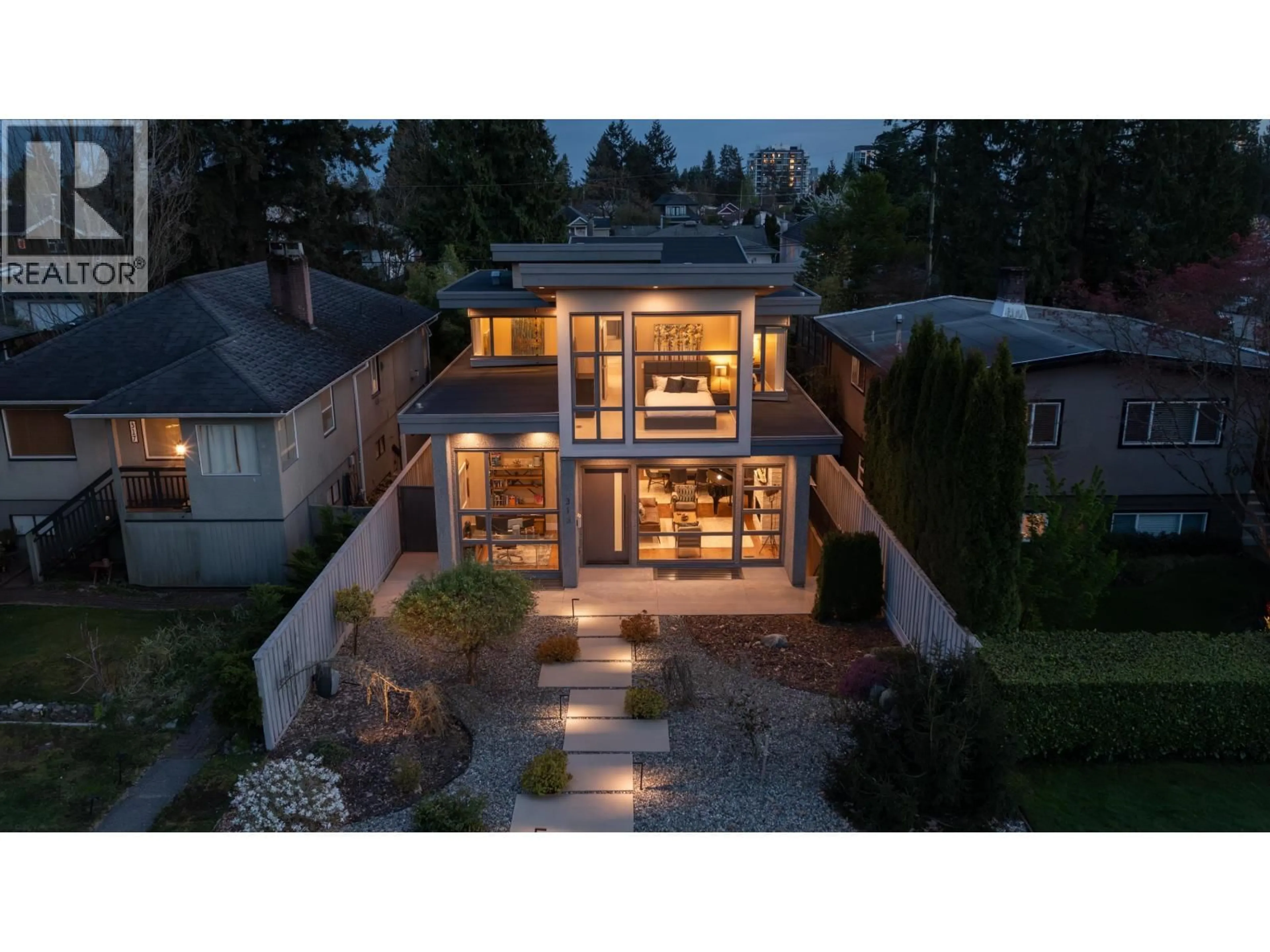 A pic from outside/outdoor area/front of a property/back of a property/a pic from drone, street for 315 20TH STREET, North Vancouver British Columbia V7L3A8