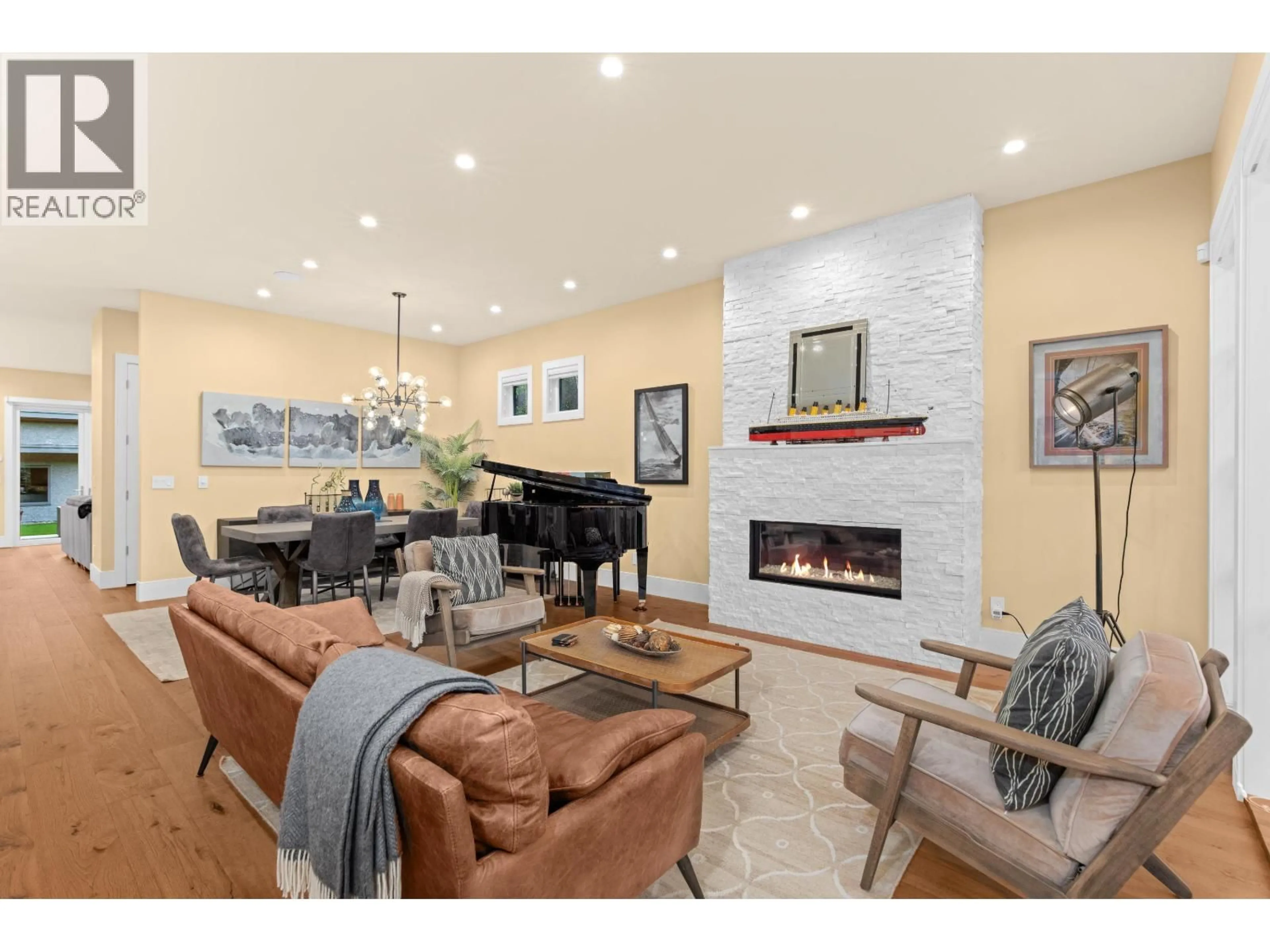 Living room with furniture, unknown for 315 20TH STREET, North Vancouver British Columbia V7L3A8