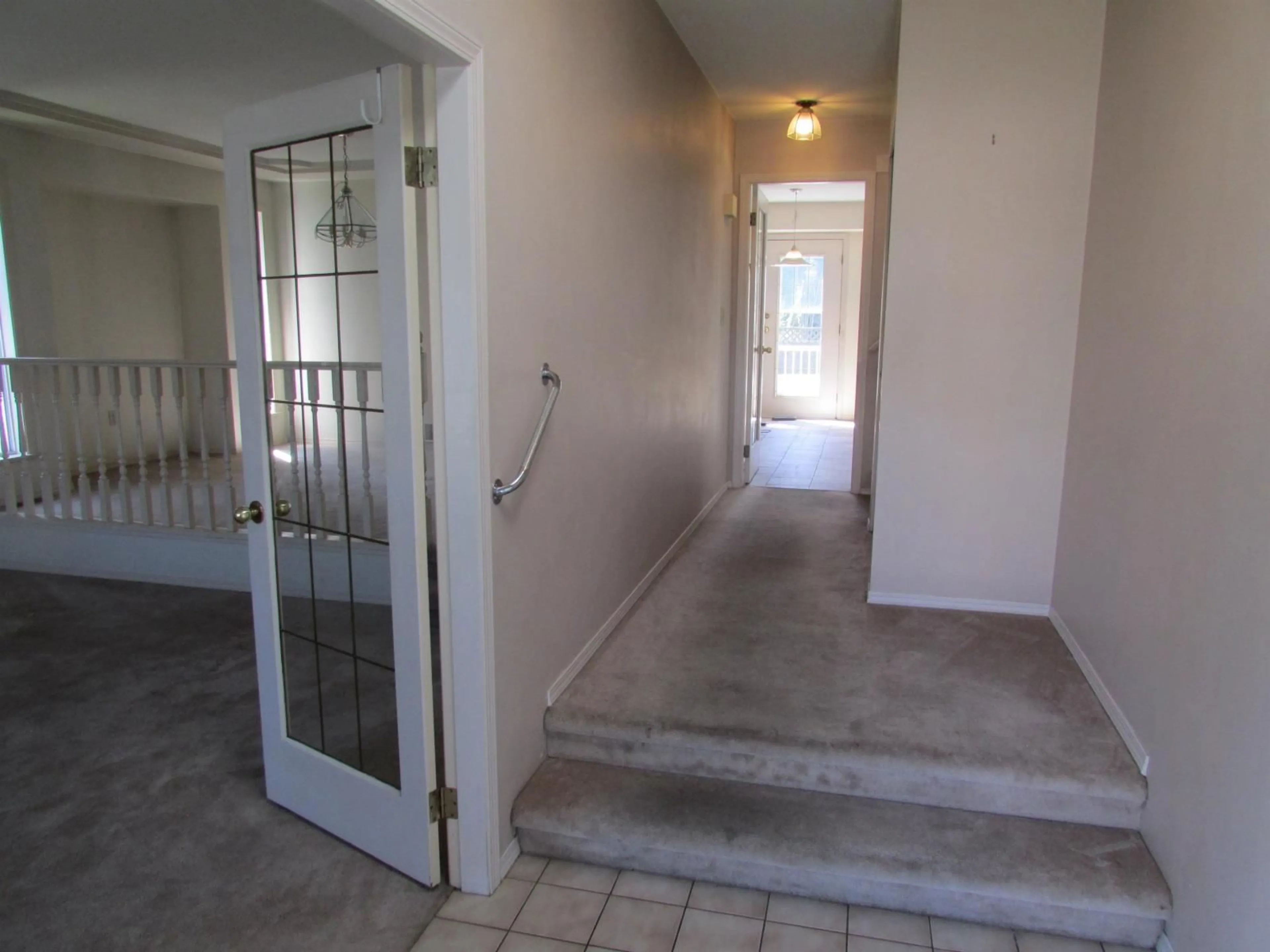 Indoor foyer for 3019 CASSIAR AVENUE, Abbotsford British Columbia V2S7G7