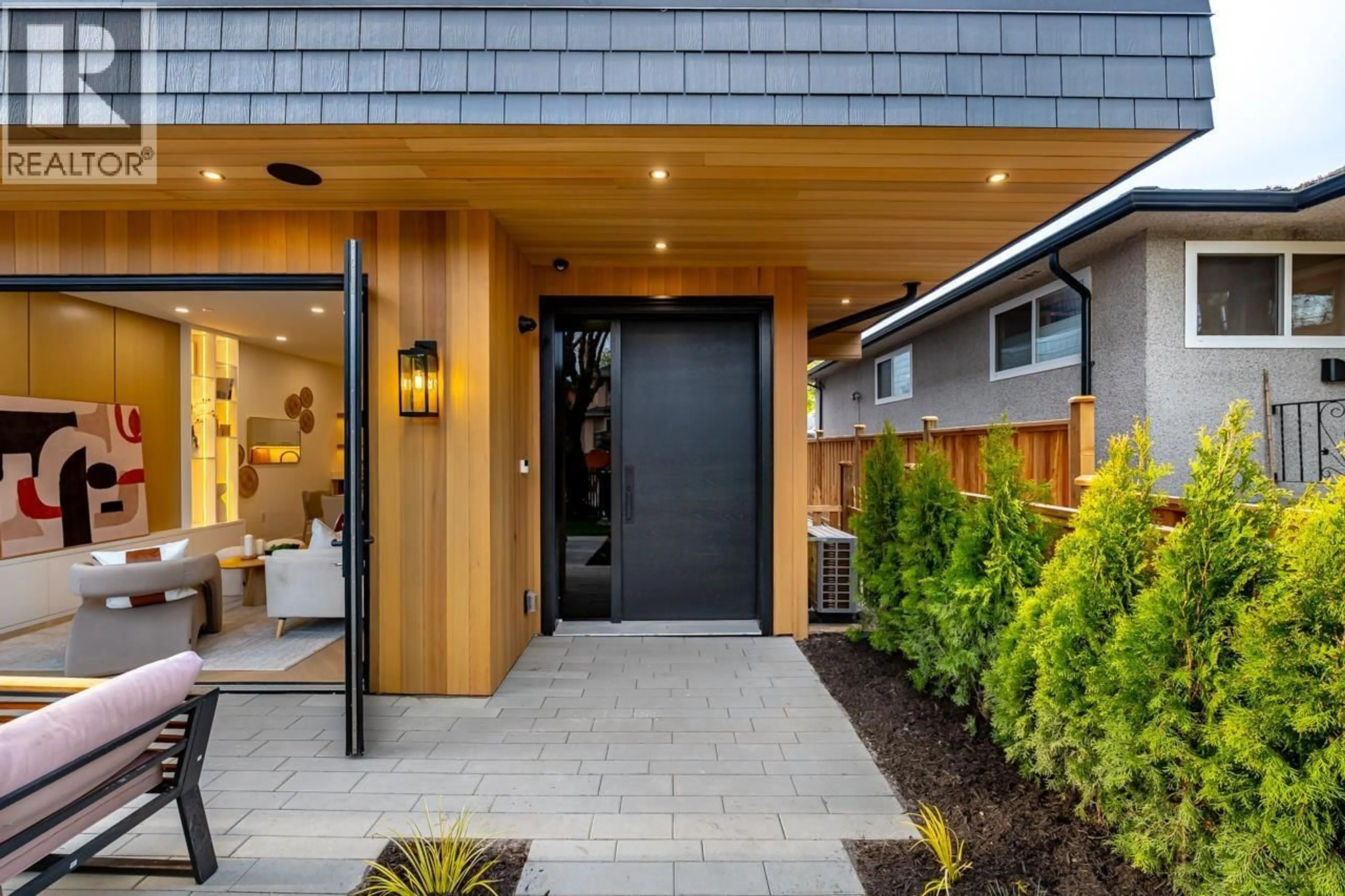 Indoor entryway for 1 - 3345 13TH AVENUE, Vancouver British Columbia V6R2R8