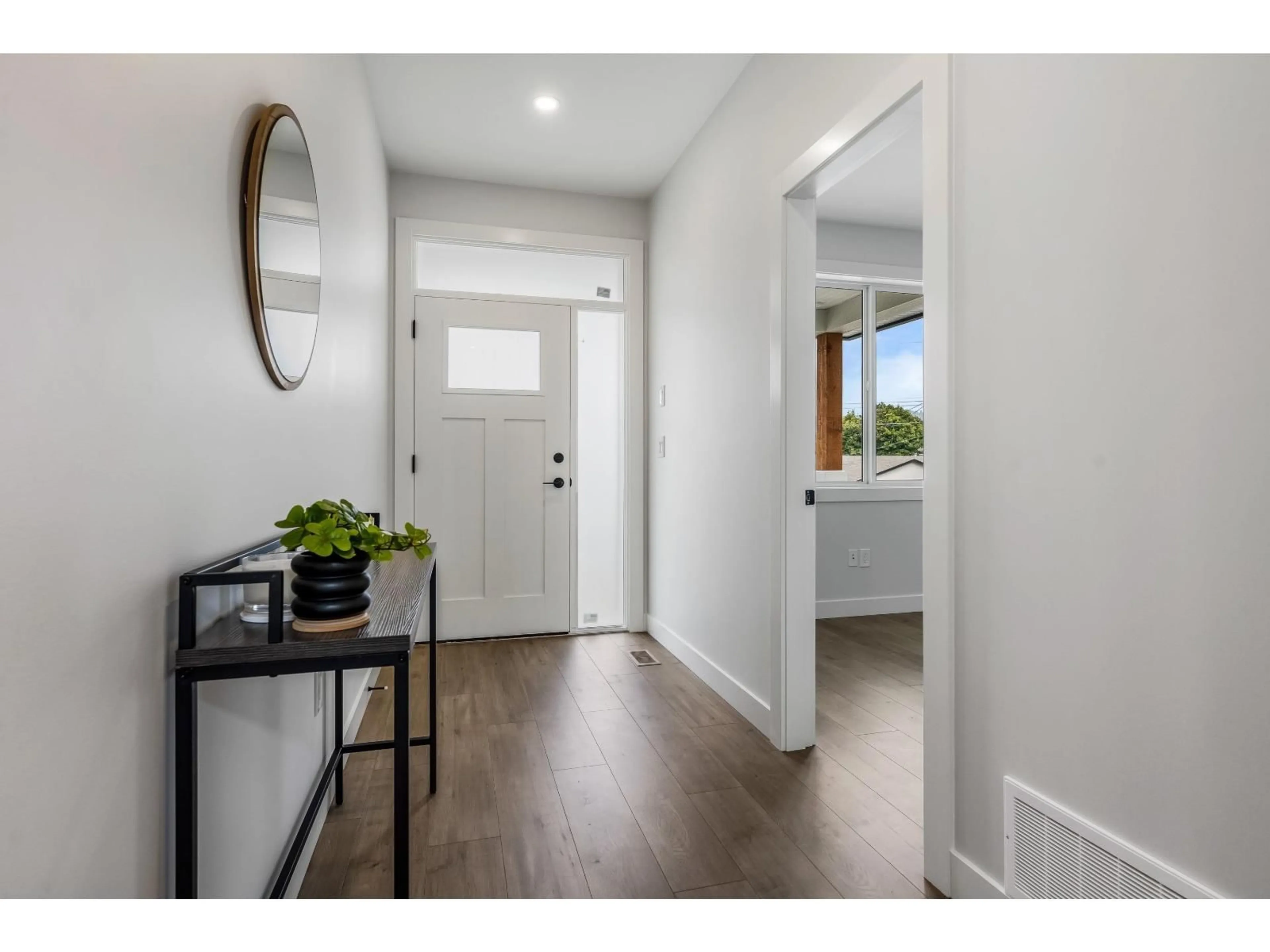 Indoor entryway for 7142 ROCHESTER AVENUE, Chilliwack British Columbia V2R2P3