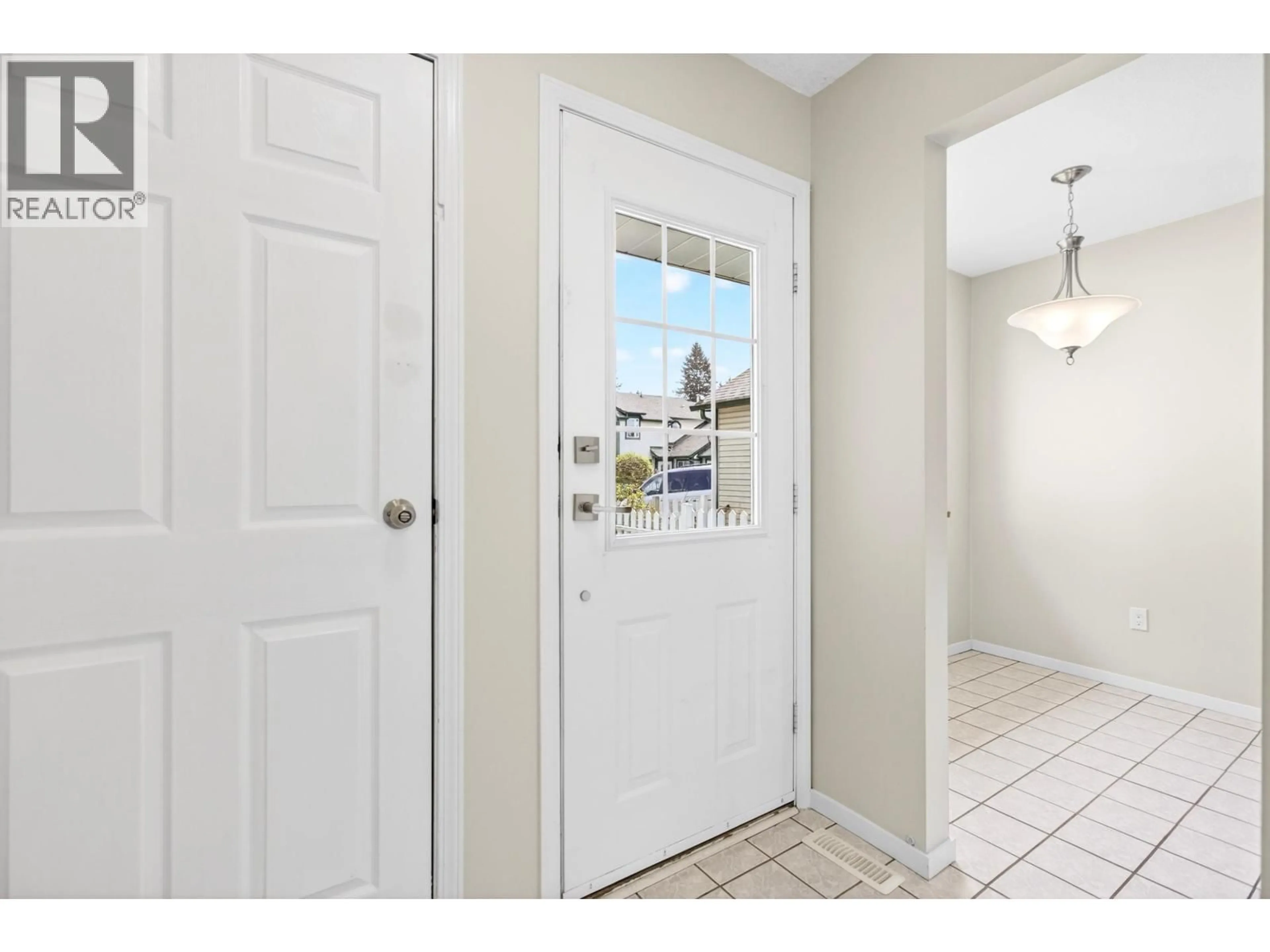 Indoor entryway for 206 - 20675 118 AVENUE, Maple Ridge British Columbia V2X0K4