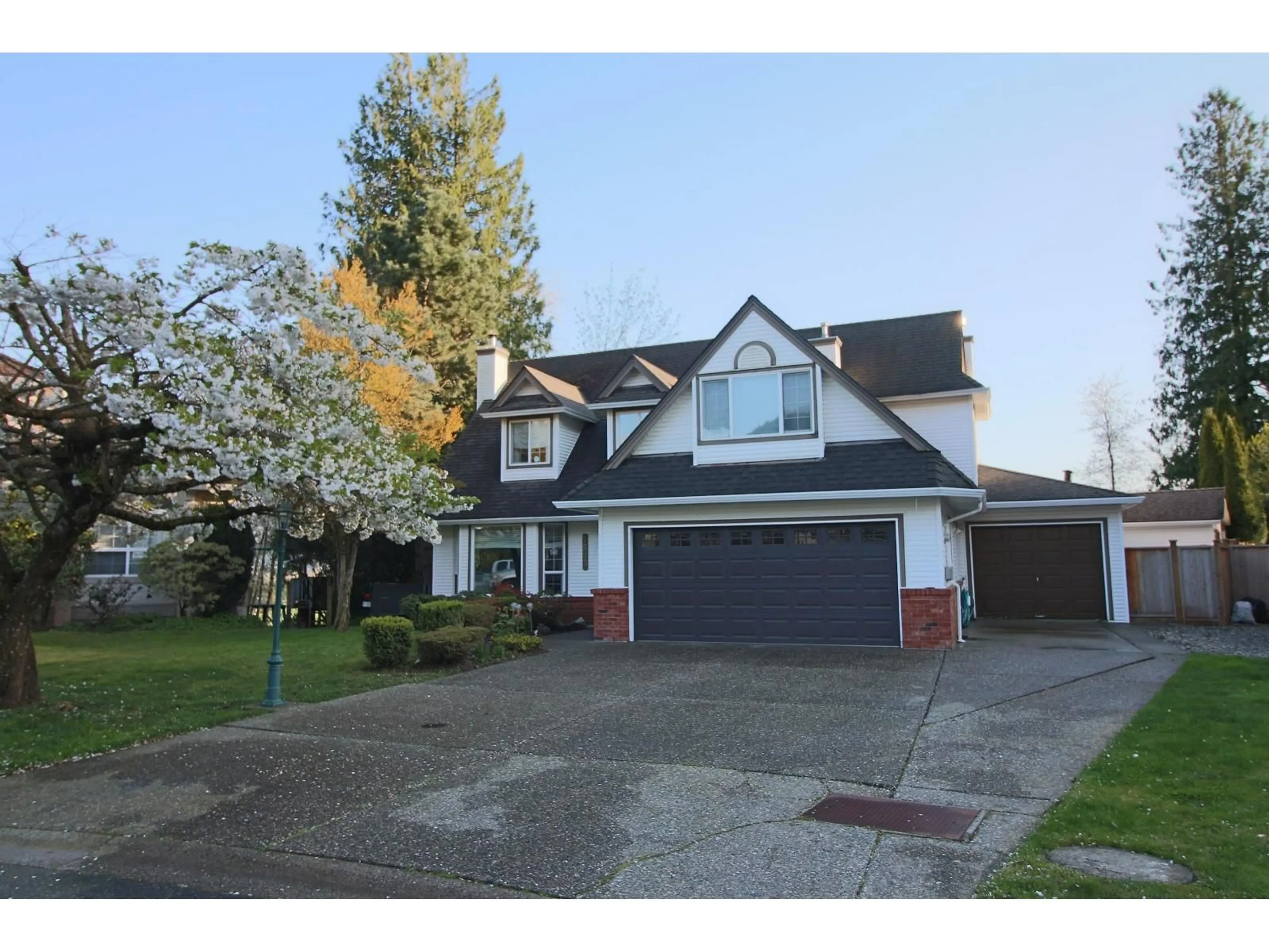 Home with vinyl exterior material, street for 2523 COUNTRY COURT, Abbotsford British Columbia V3G1M1