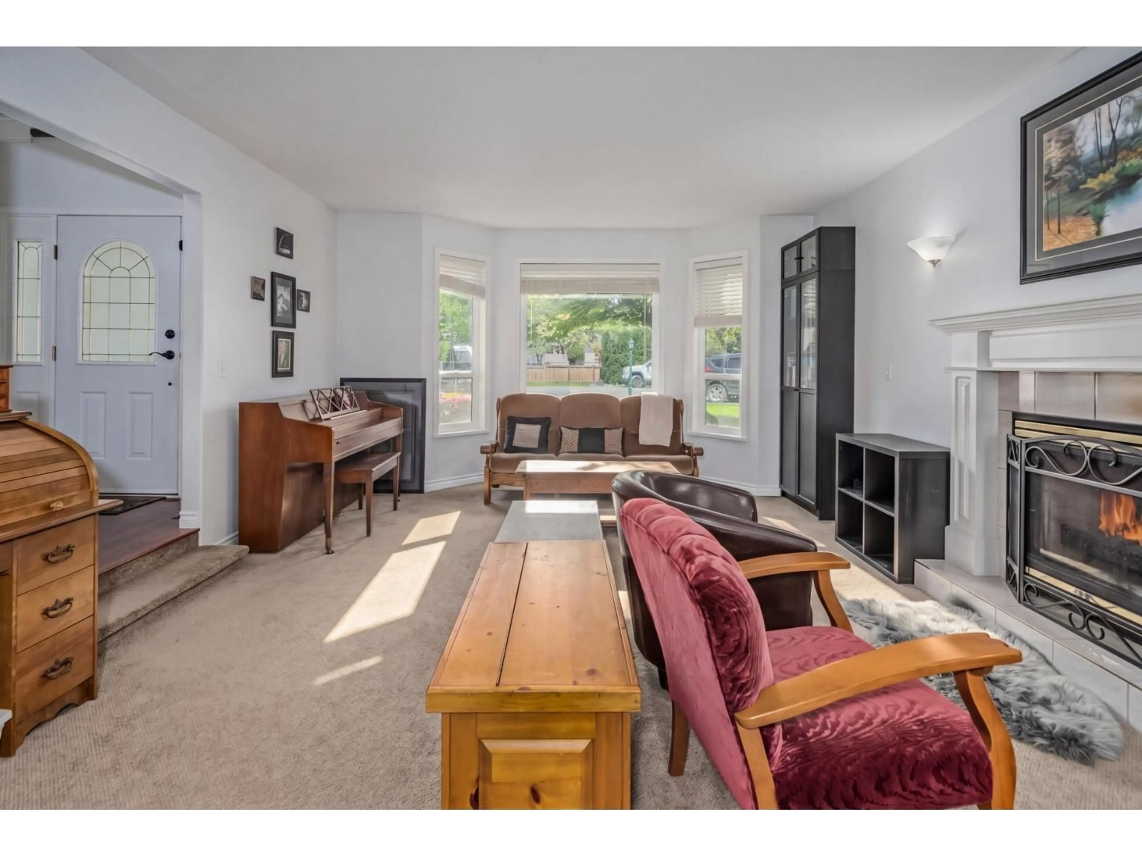 Living room with furniture, unknown for 2523 COUNTRY COURT, Abbotsford British Columbia V3G1M1