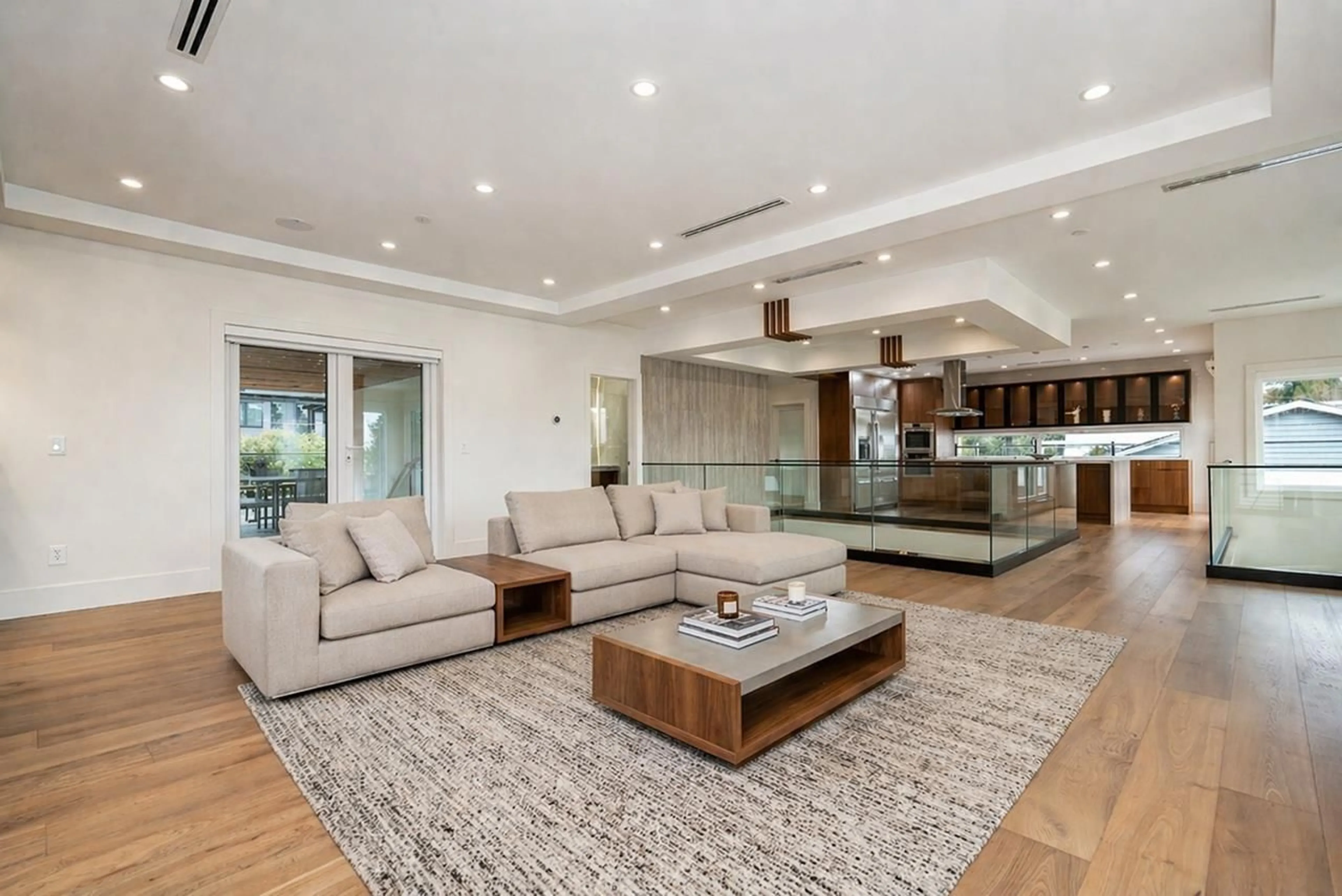 Living room with furniture, unknown for 13821 MALABAR AVENUE, White Rock British Columbia V4B2X8