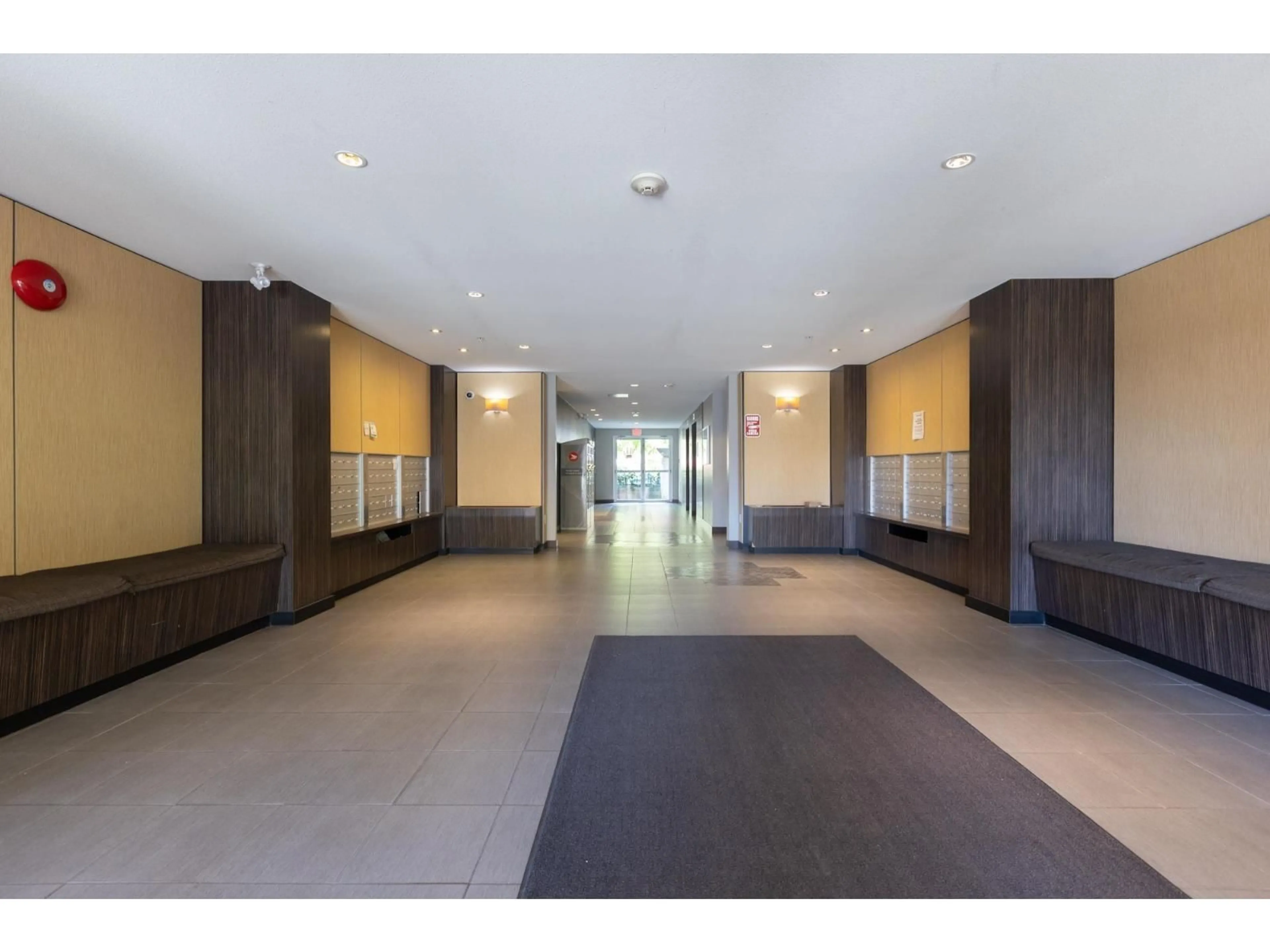 Indoor foyer for 439 - 13321 102A AVENUE, Surrey British Columbia V3T1P6
