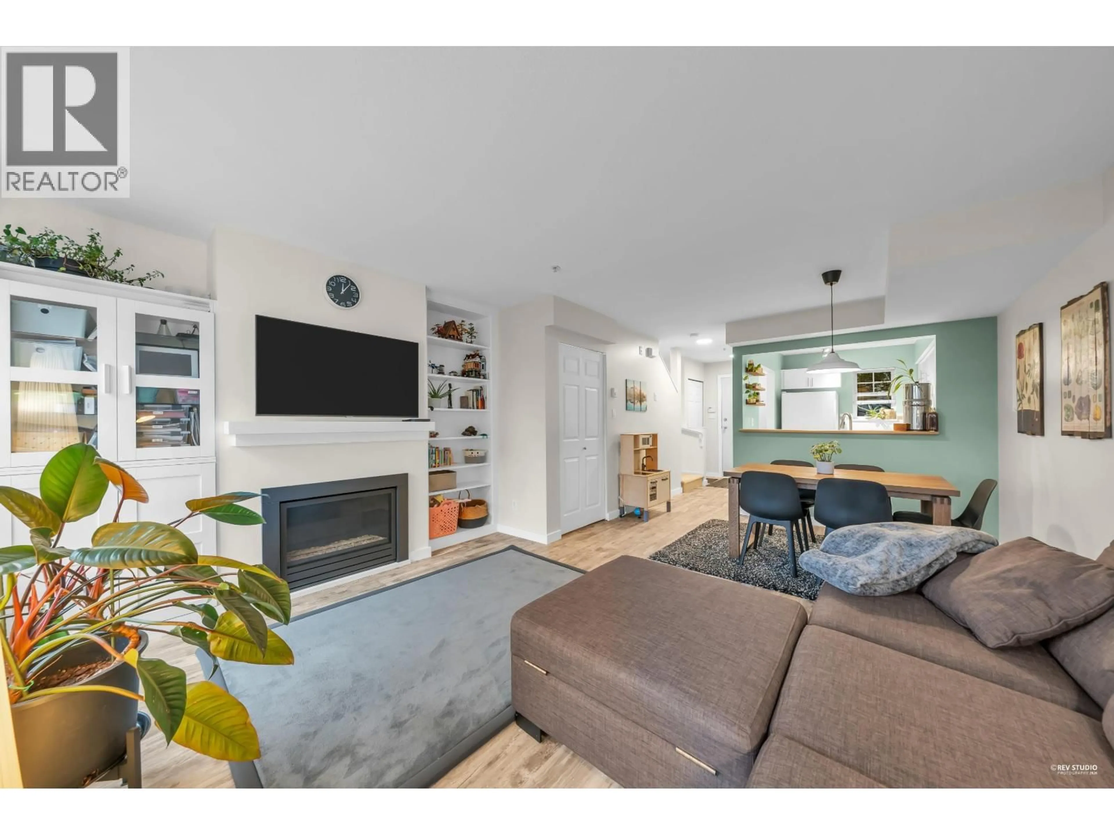 Living room with furniture, unknown for 19 - 123 SEVENTH STREET, New Westminster British Columbia V3M6Y2