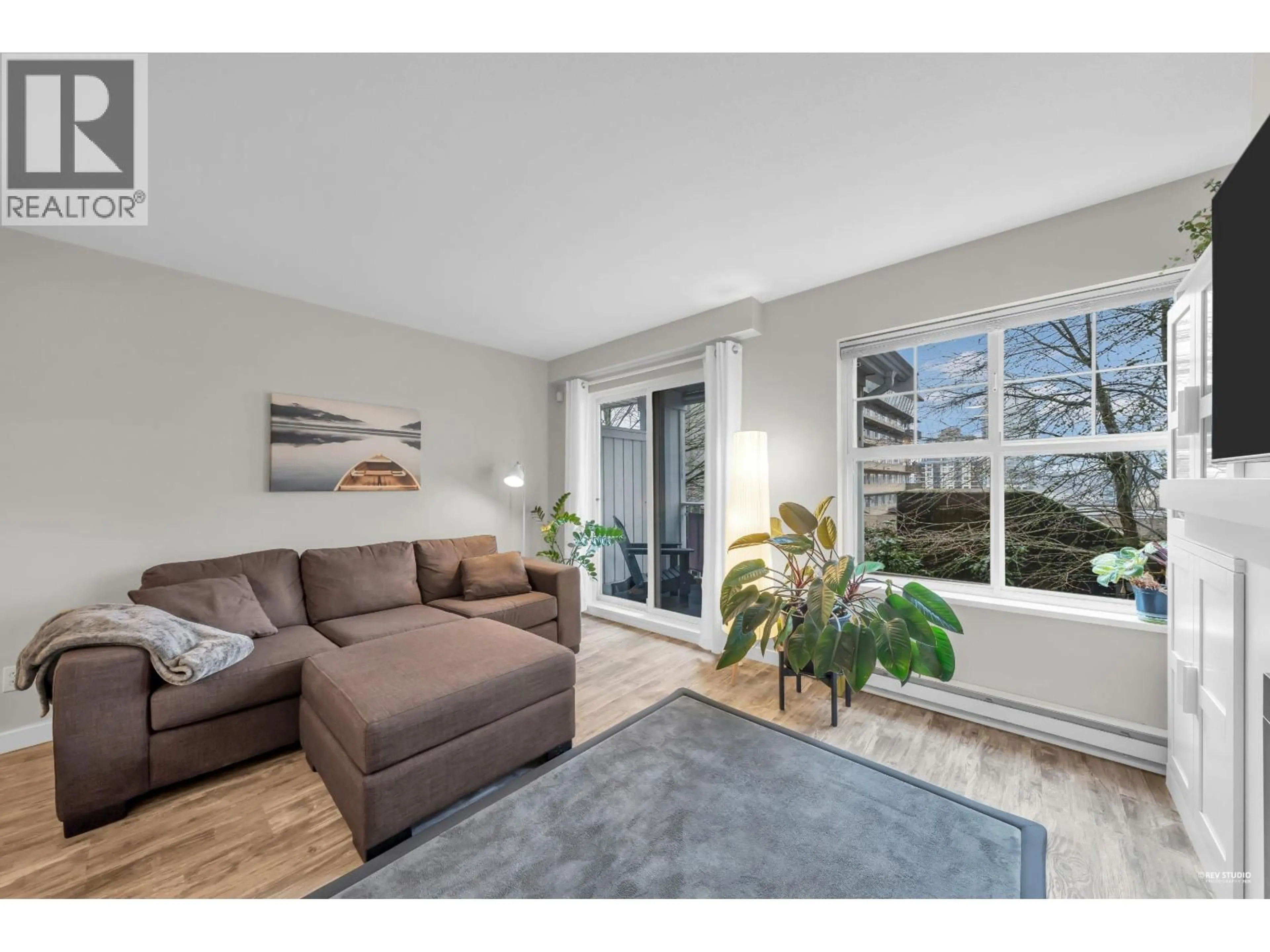 Living room with furniture, wood/laminate floor for 19 - 123 SEVENTH STREET, New Westminster British Columbia V3M6Y2