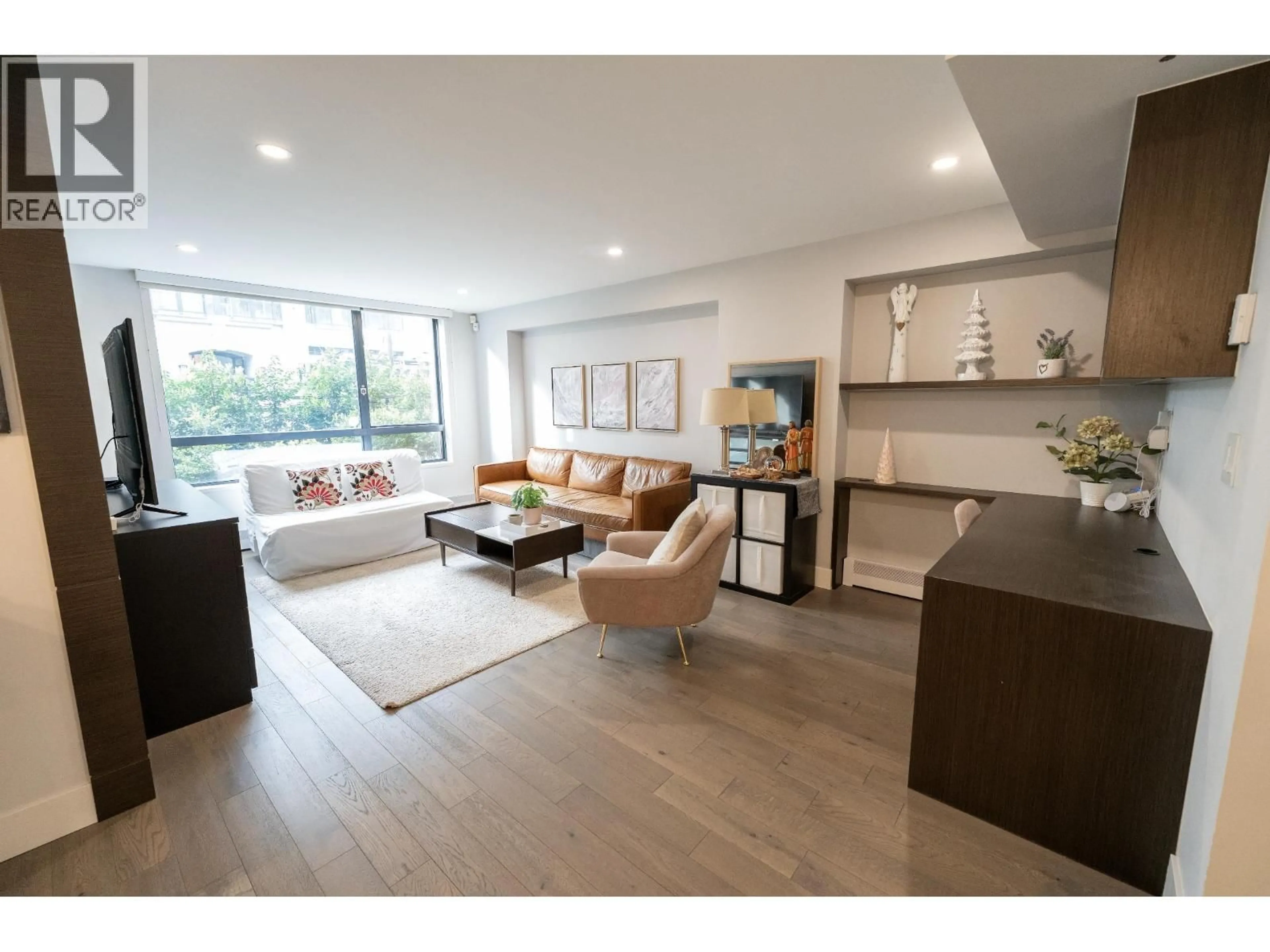 Living room with furniture, wood/laminate floor for 201 - 289 DRAKE STREET, Vancouver British Columbia V6B5Z5