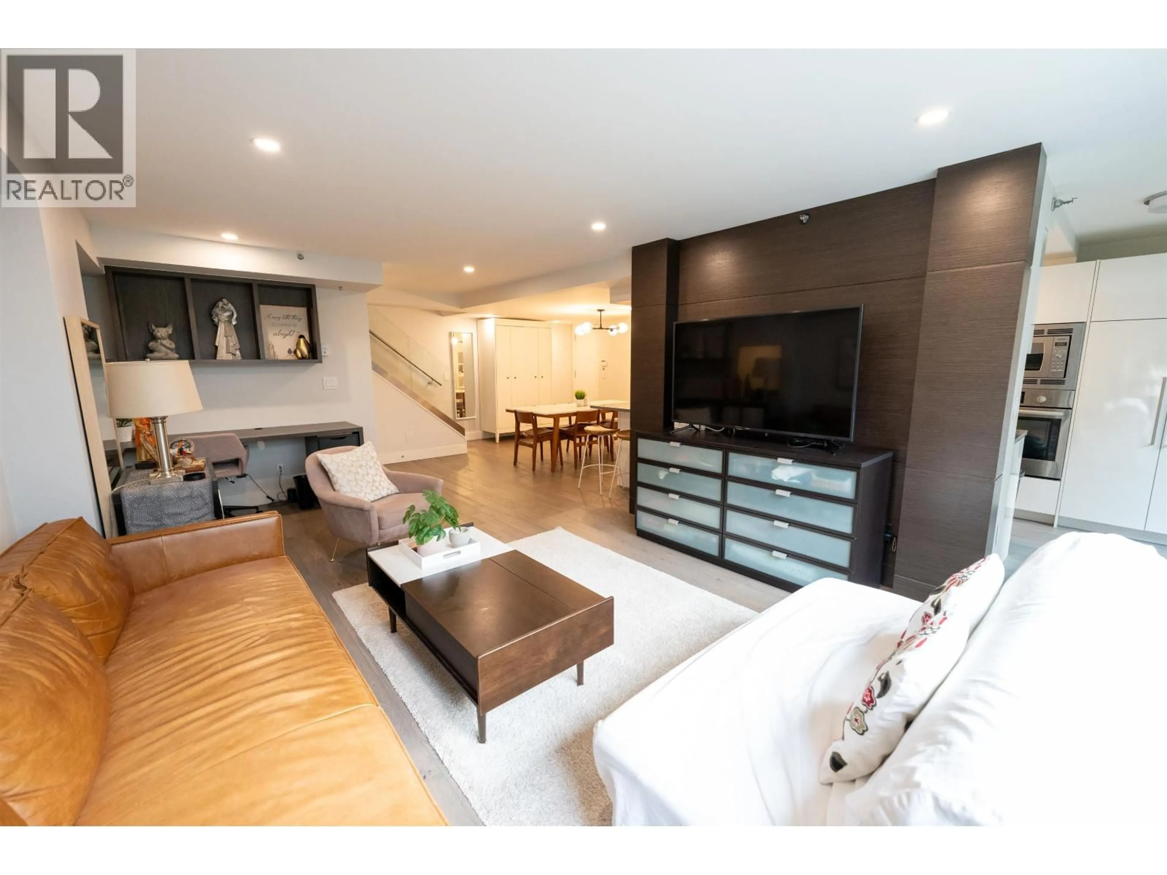 Living room with furniture, wood/laminate floor for 201 - 289 DRAKE STREET, Vancouver British Columbia V6B5Z5