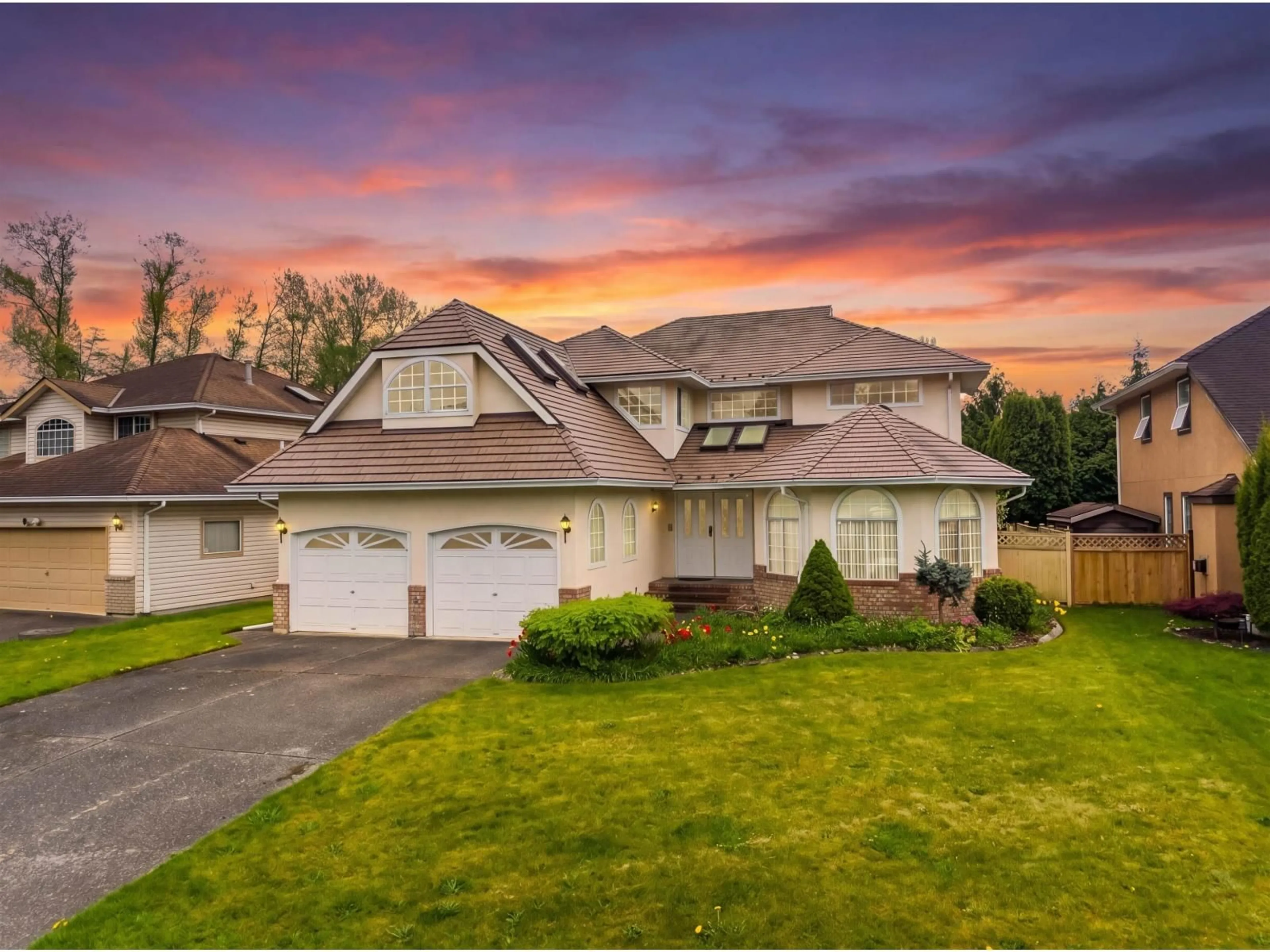 A pic from outside/outdoor area/front of a property/back of a property/a pic from drone, unknown for 14076 86A AVENUE, Surrey British Columbia V3W0V9