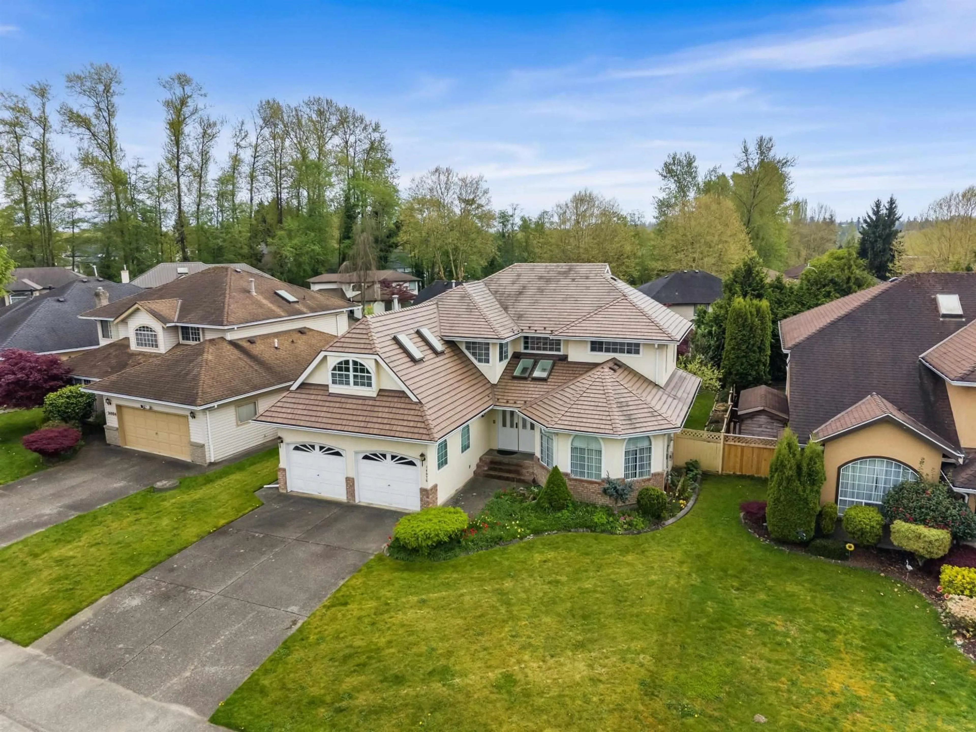 A pic from outside/outdoor area/front of a property/back of a property/a pic from drone, street for 14076 86A AVENUE, Surrey British Columbia V3W0V9