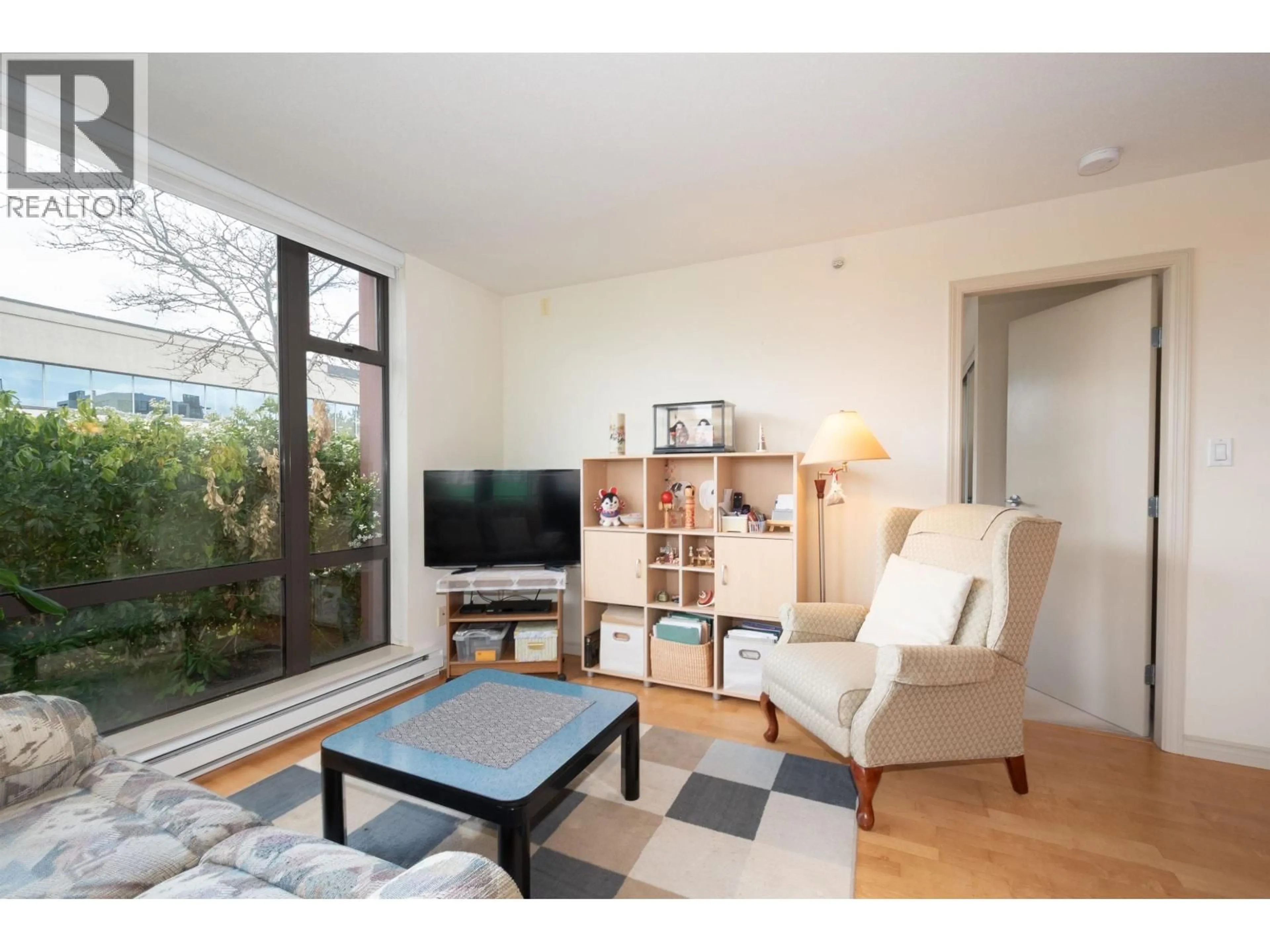 Living room with furniture, wood/laminate floor for 409 - 5933 COONEY ROAD, Richmond British Columbia V6X4H3