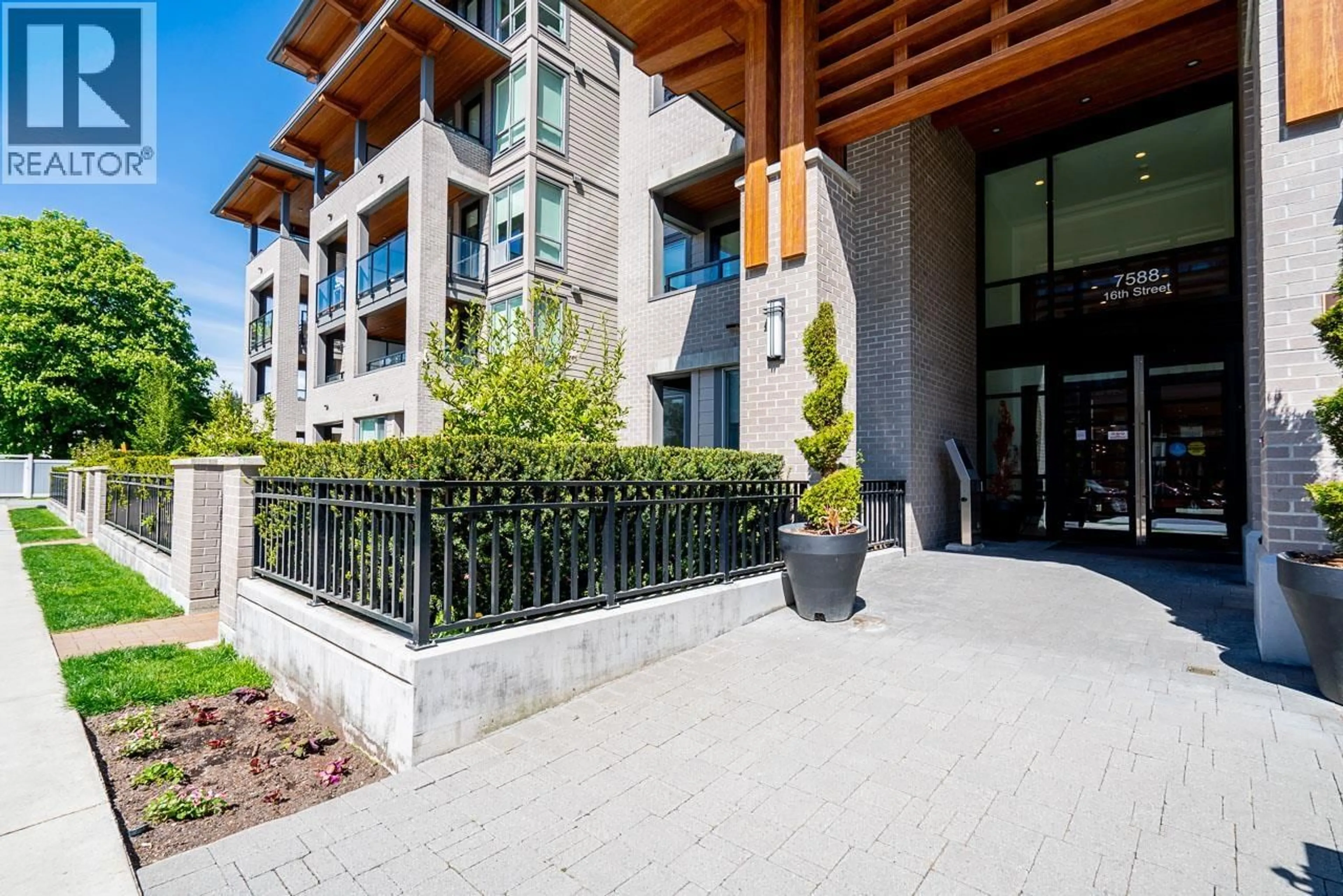 Patio, unknown for 320 - 7588 16TH STREET, Burnaby British Columbia V3N0H8