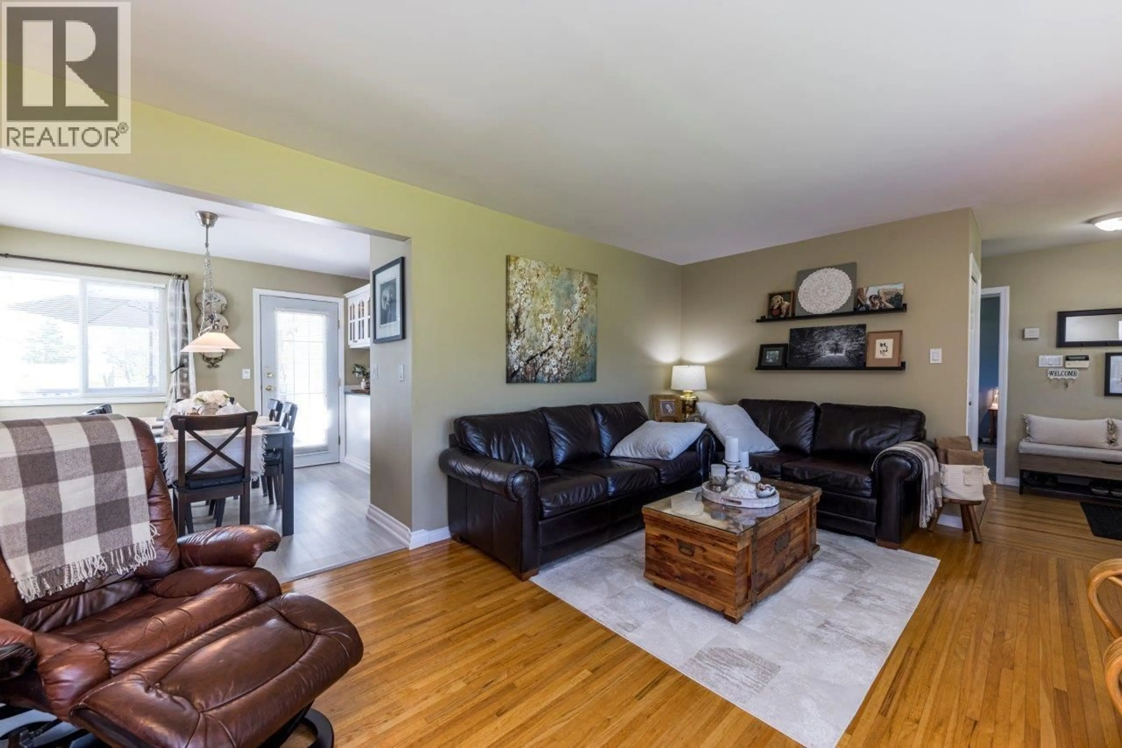 Living room with furniture, wood/laminate floor for 895 12TH STREET, North Vancouver British Columbia V7L2L2