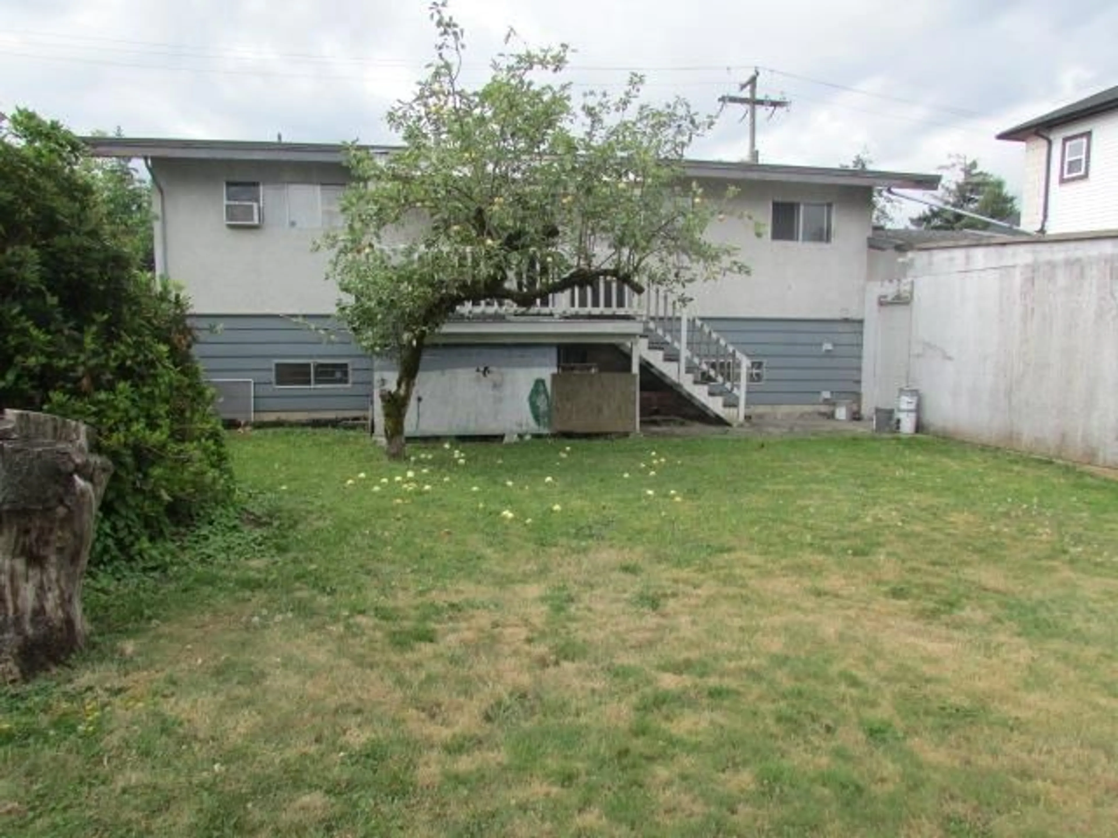 A pic from outside/outdoor area/front of a property/back of a property/a pic from drone, street for 32149 AUTUMN AVENUE, Abbotsford British Columbia V2T1P2