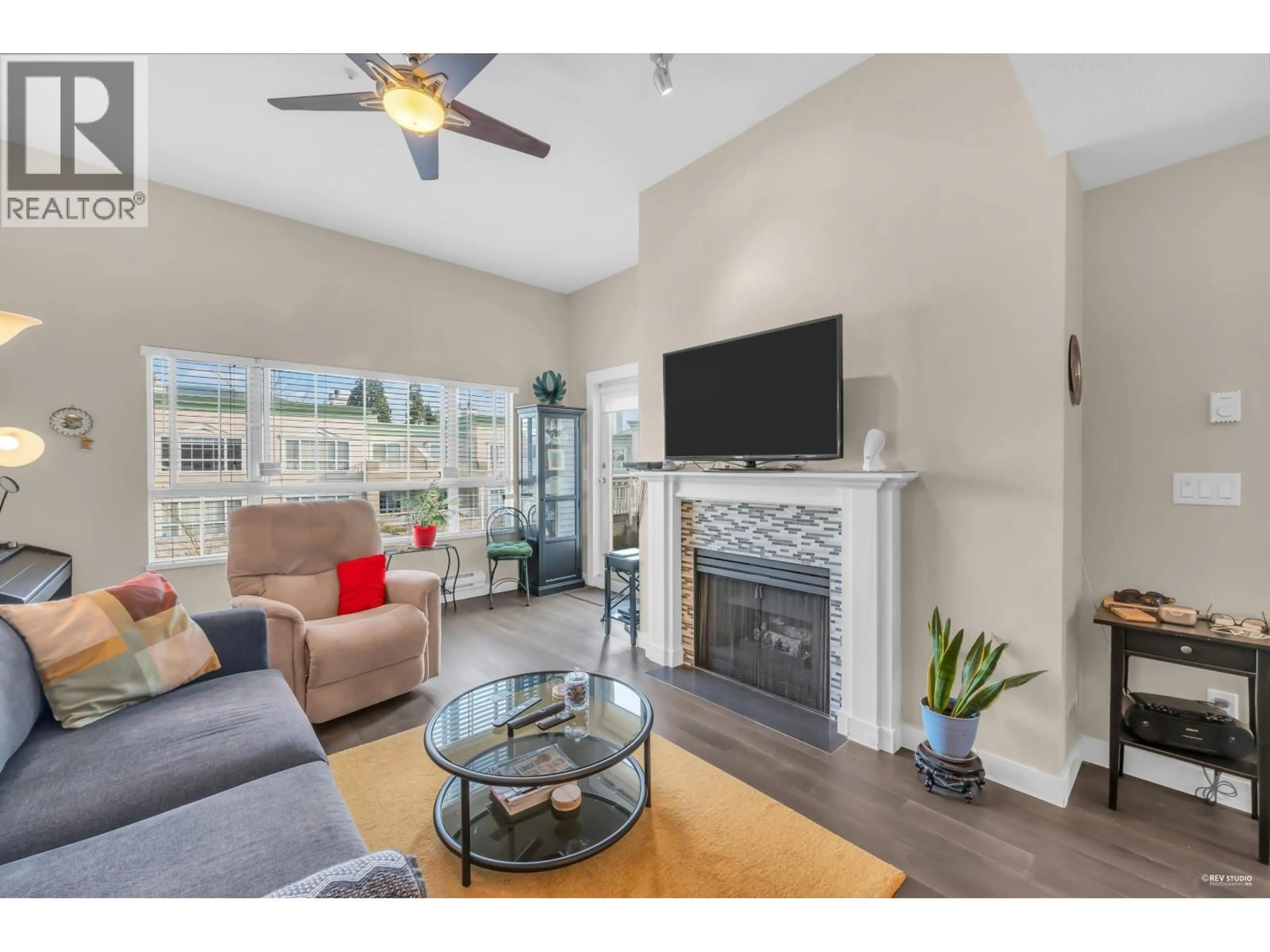 Living room with furniture, unknown for 403 - 2970 PRINCESS CRESCENT, Coquitlam British Columbia V3B7R5