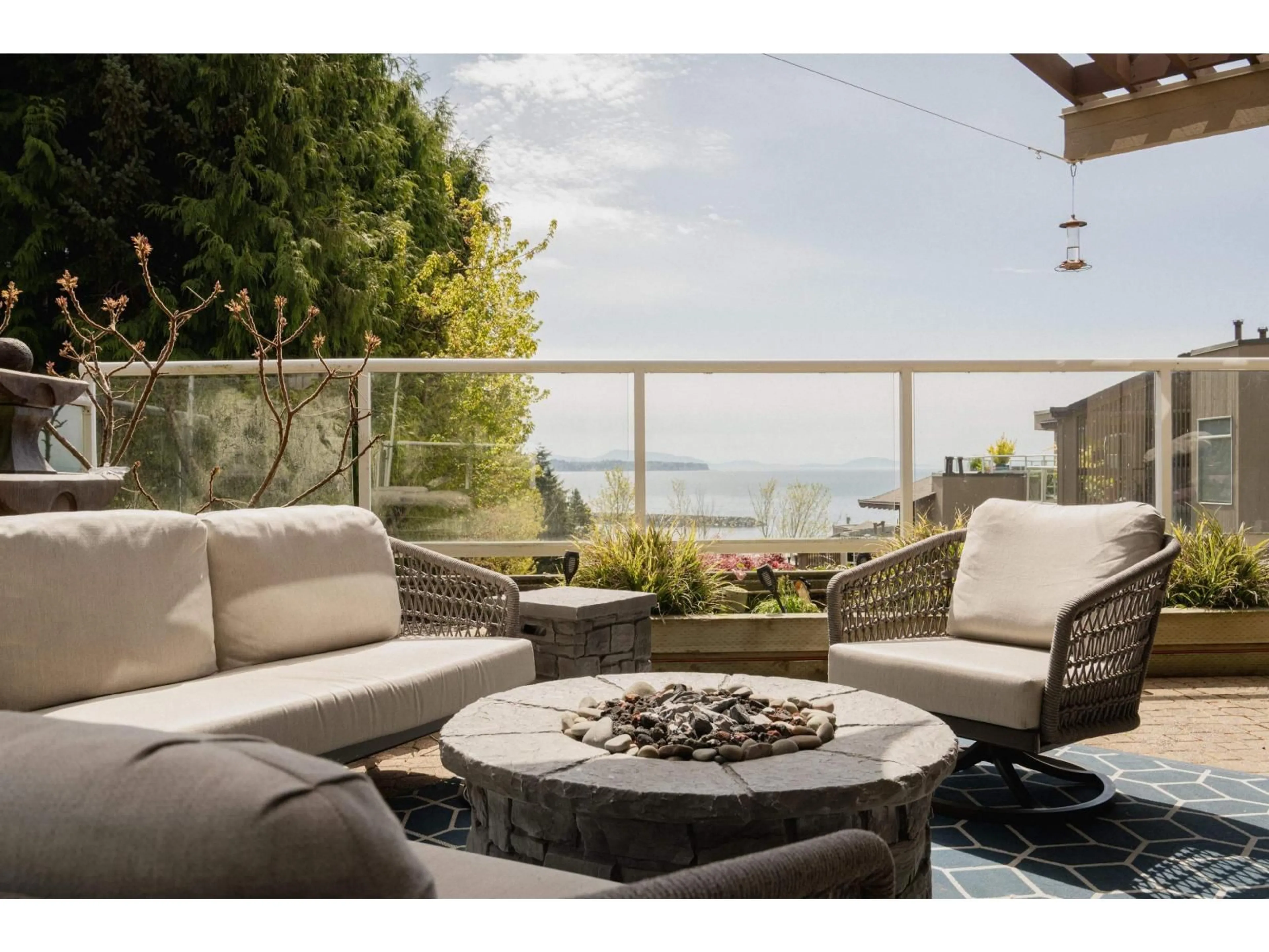 Patio, water/lake/river/ocean view for 102 - 15025 VICTORIA AVENUE, White Rock British Columbia V4B1G2