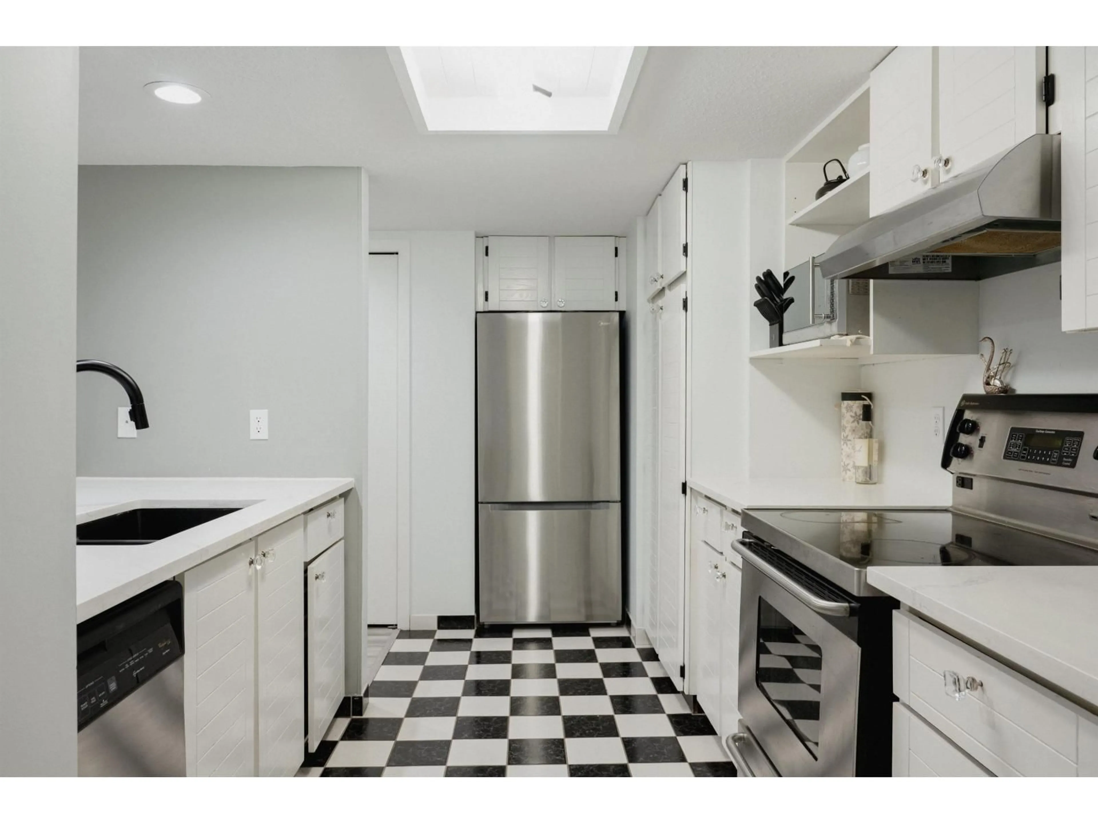 Standard kitchen, ceramic/tile floor for 102 - 15025 VICTORIA AVENUE, White Rock British Columbia V4B1G2