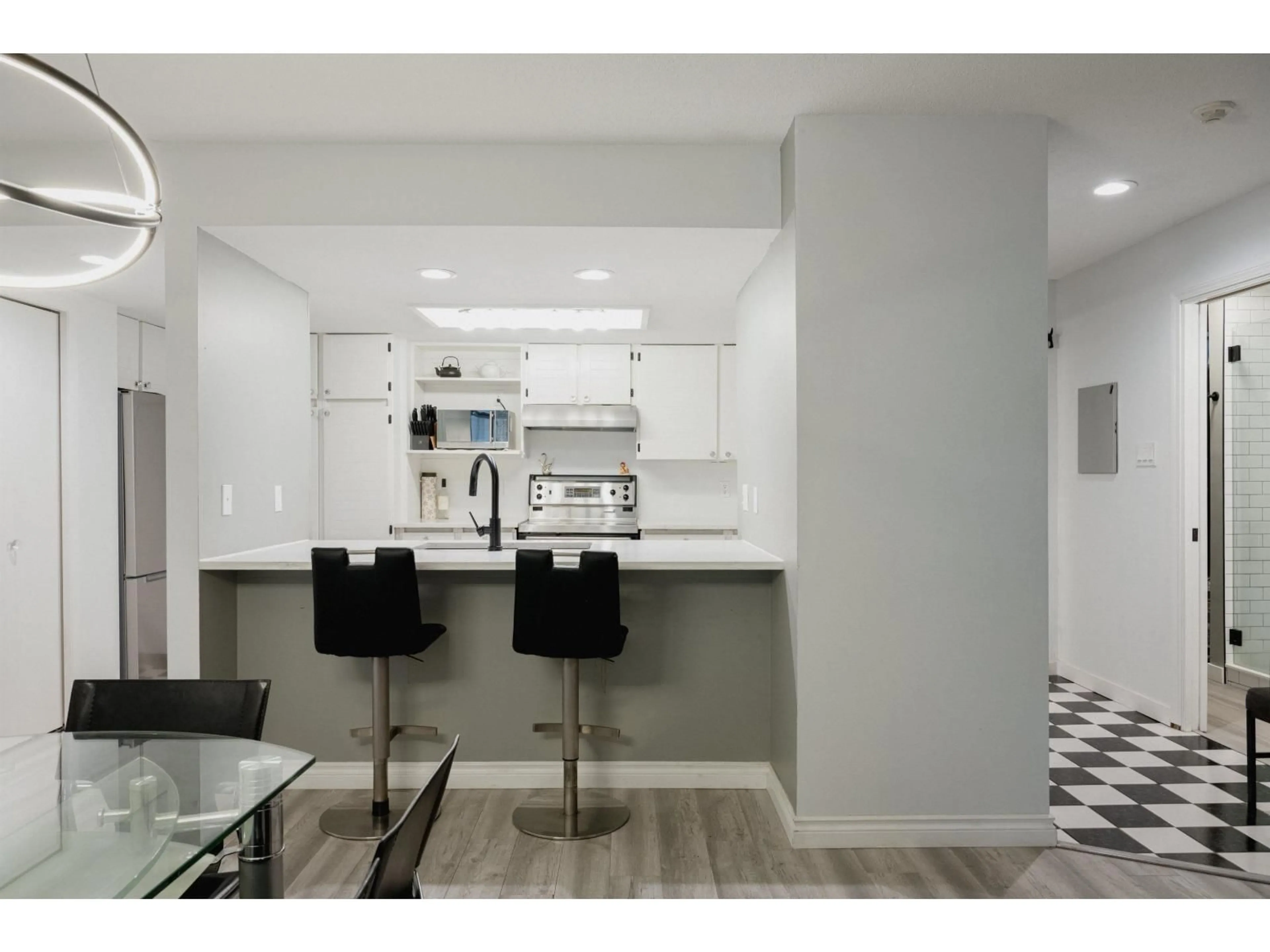 Open concept kitchen, ceramic/tile floor for 102 - 15025 VICTORIA AVENUE, White Rock British Columbia V4B1G2