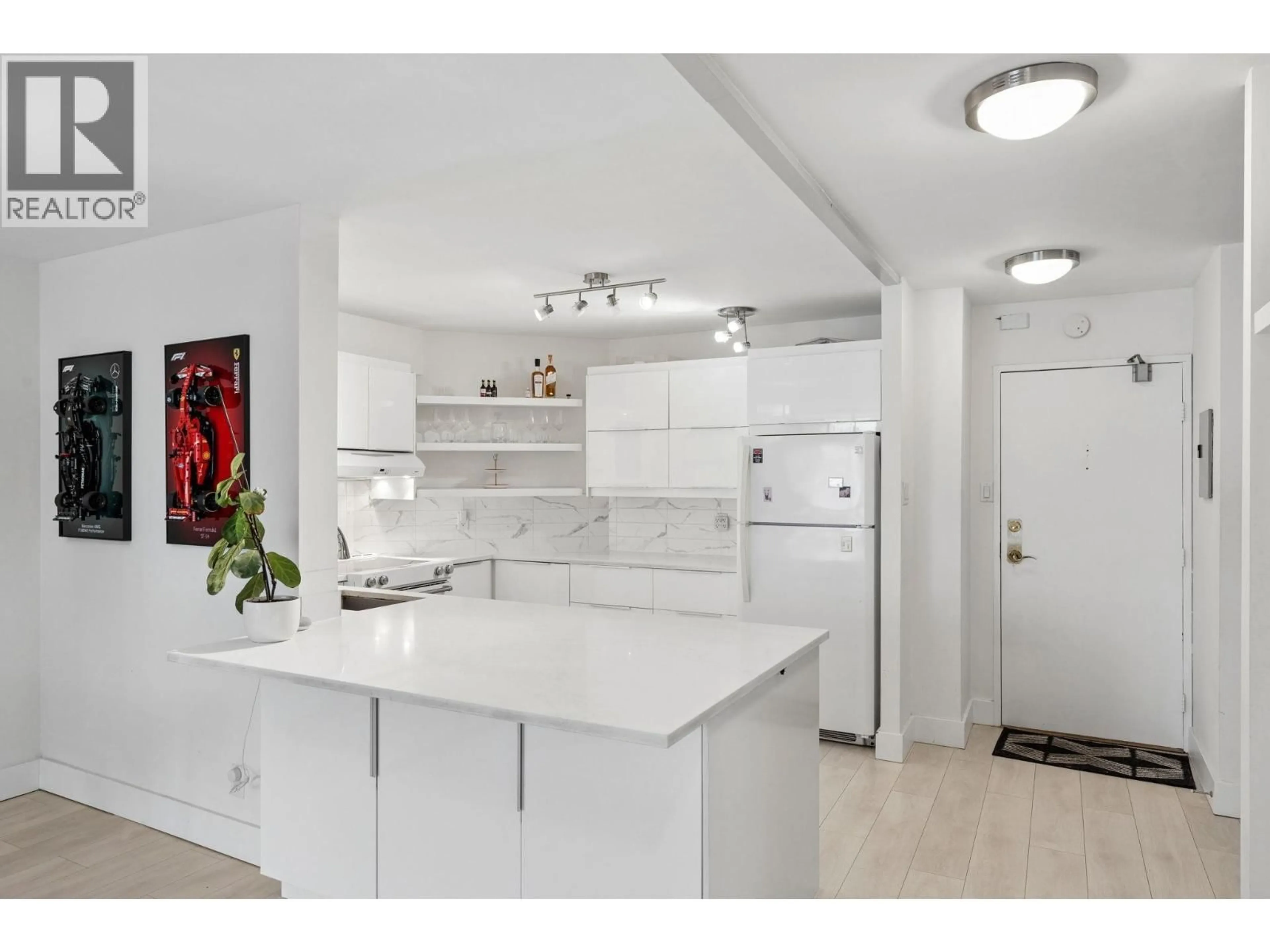 Open concept kitchen, ceramic/tile floor for 905 - 2024 FULLERTON AVENUE, North Vancouver British Columbia V7P3G4