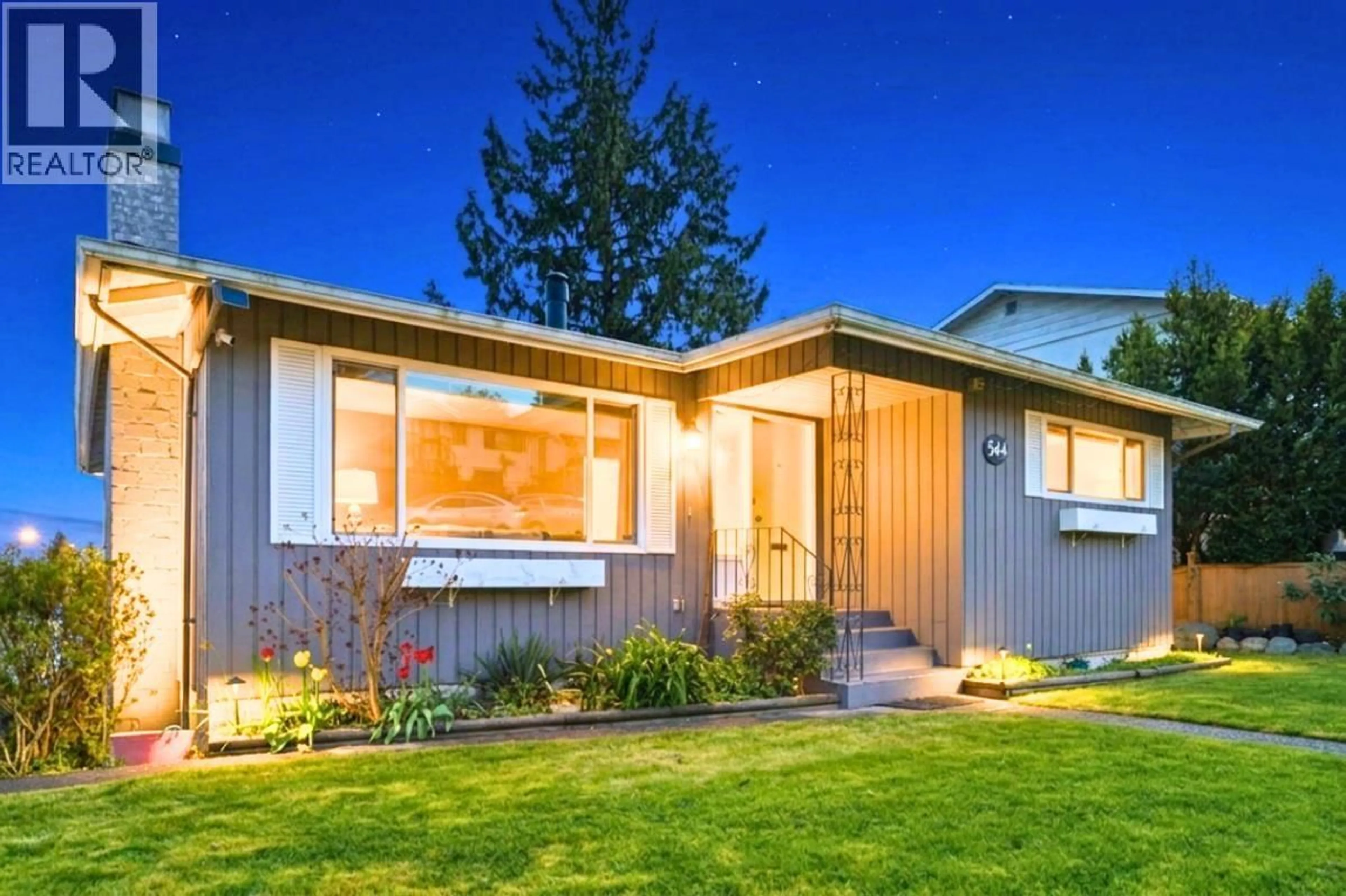 Home with vinyl exterior material, street for 544 GARFIELD STREET, New Westminster British Columbia V3L4A7