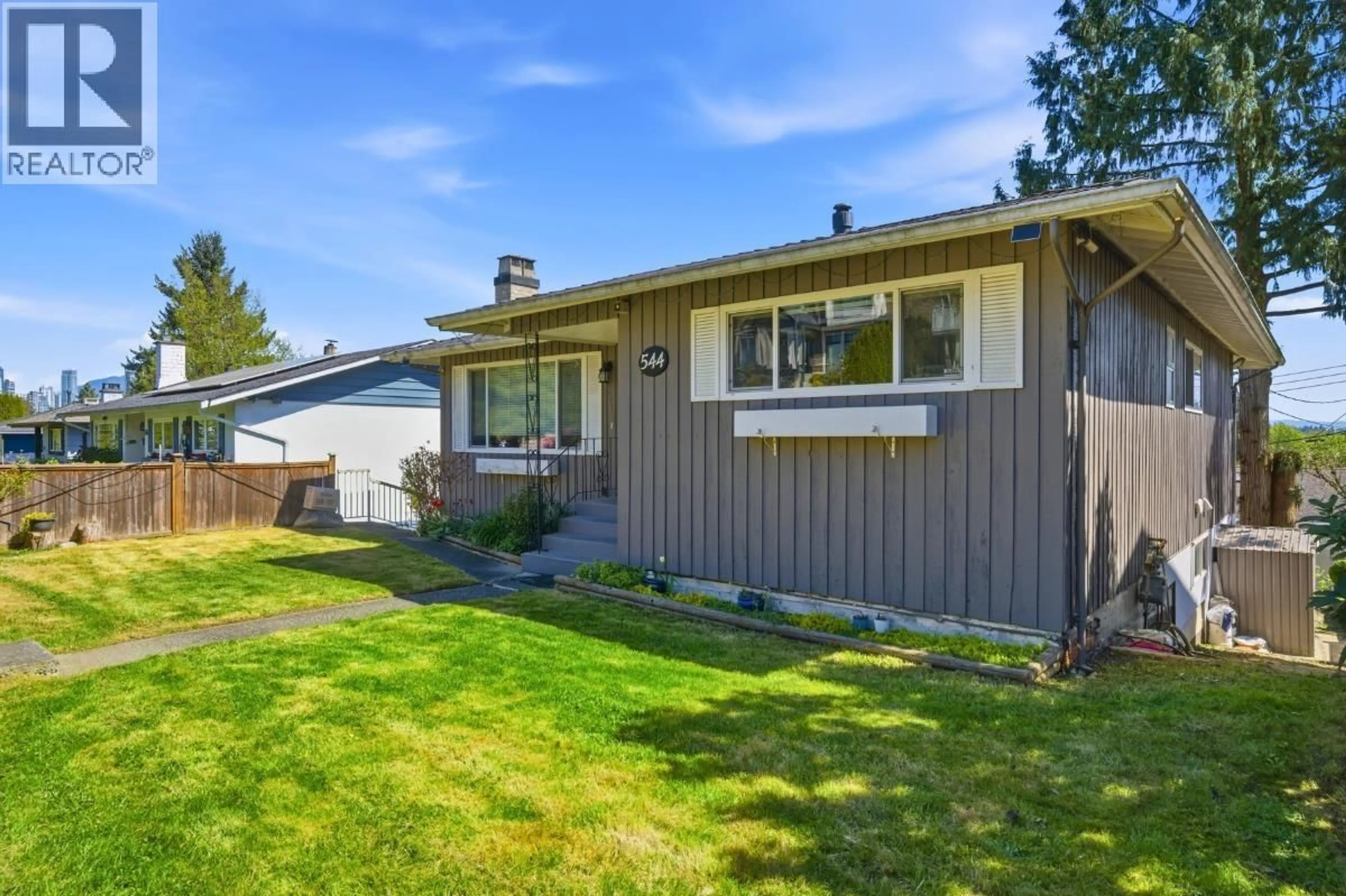 Home with vinyl exterior material, street for 544 GARFIELD STREET, New Westminster British Columbia V3L4A7