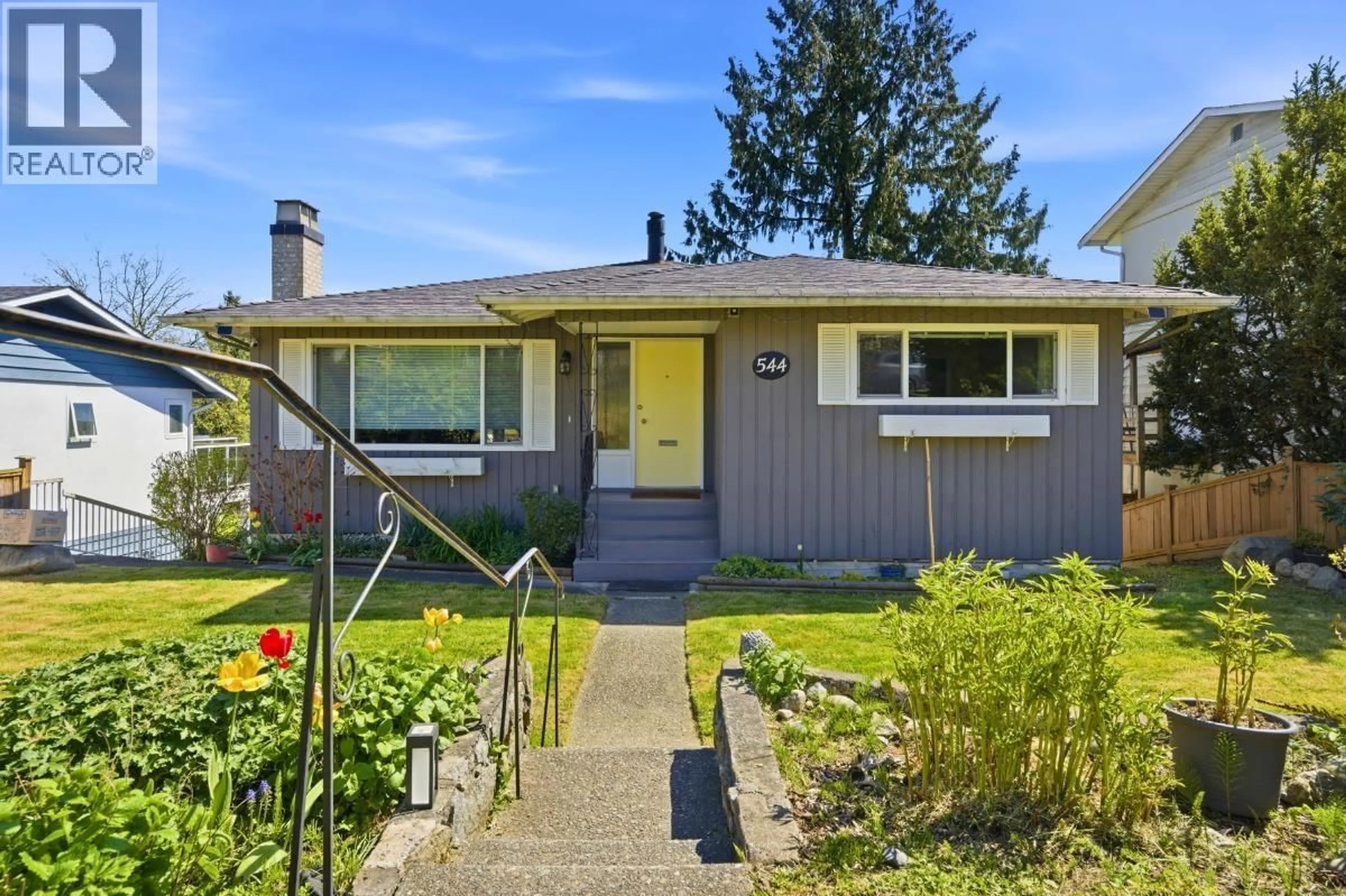 Home with vinyl exterior material, street for 544 GARFIELD STREET, New Westminster British Columbia V3L4A7