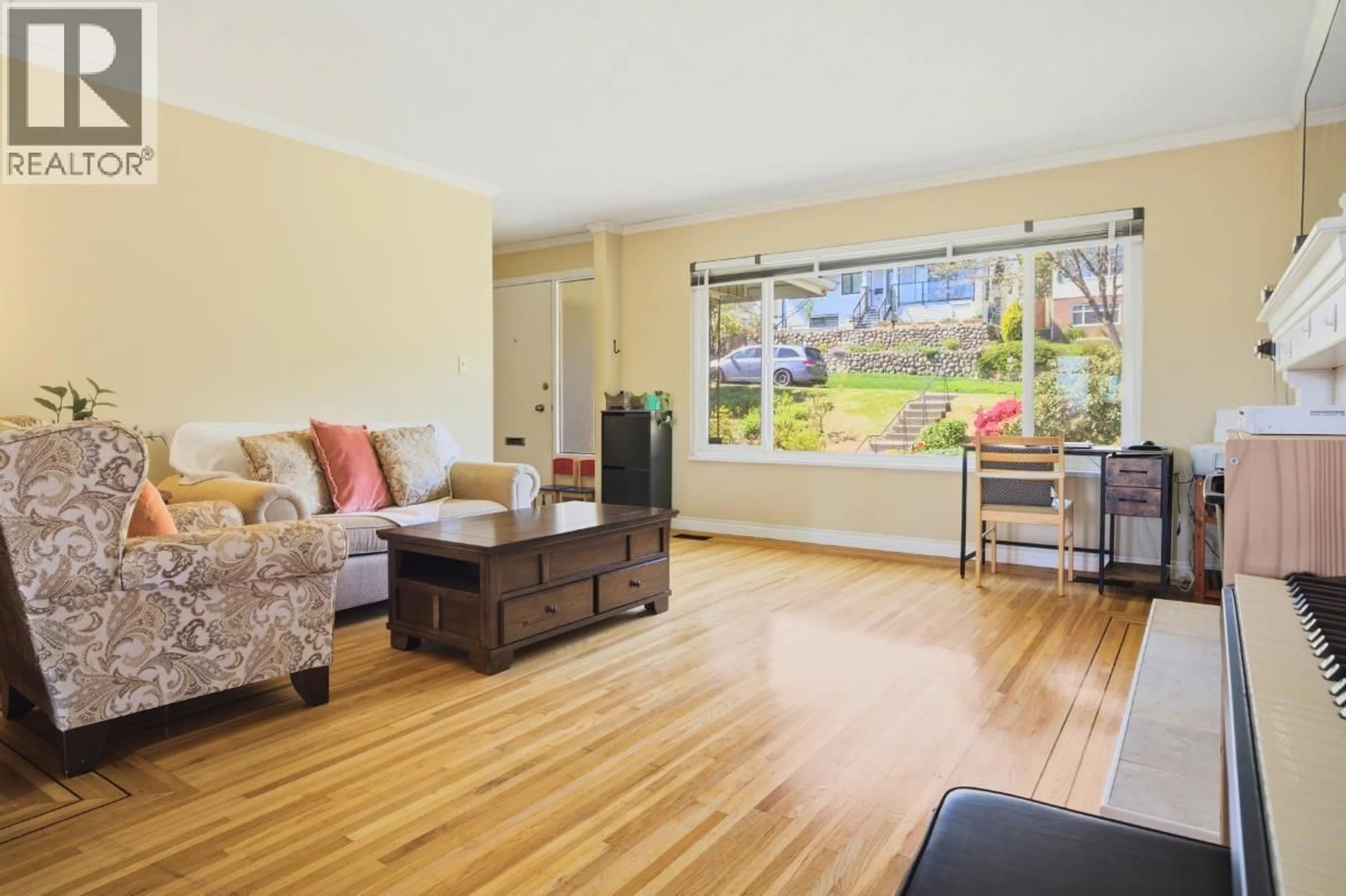 Living room with furniture, wood/laminate floor for 544 GARFIELD STREET, New Westminster British Columbia V3L4A7