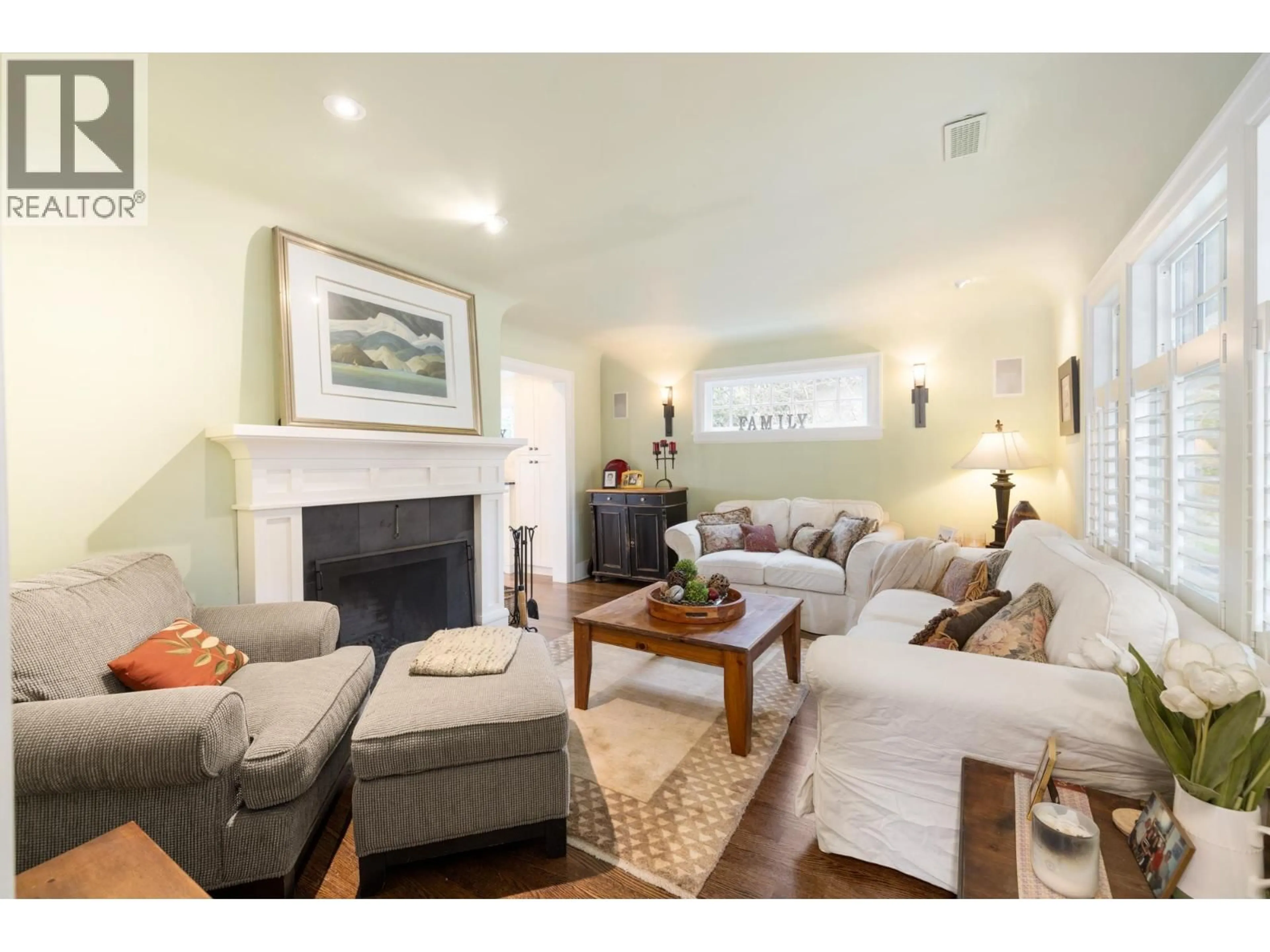 Living room with furniture, wood/laminate floor for 1470 HAYWOOD AVENUE, West Vancouver British Columbia V7T1V6