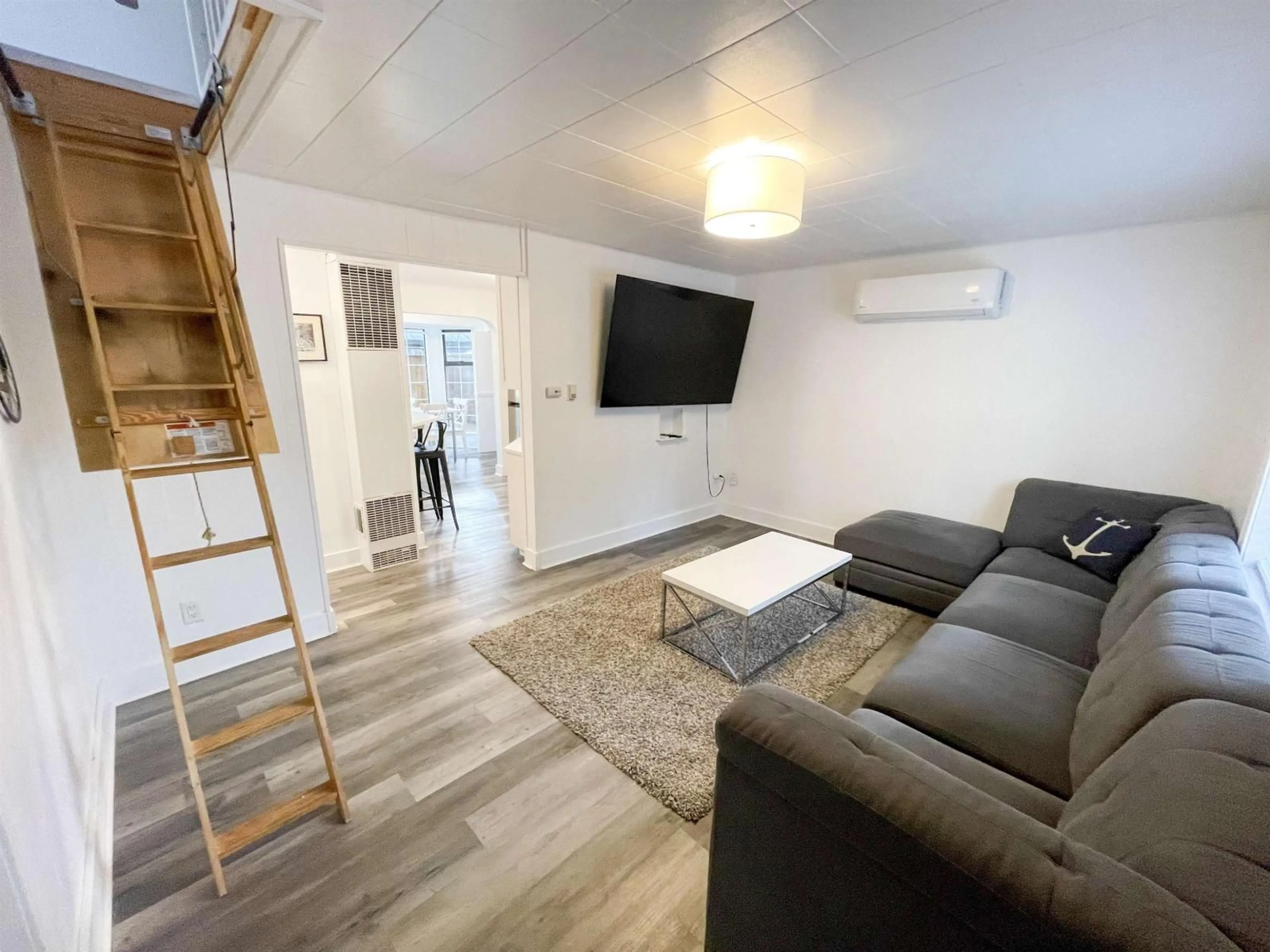 Living room with furniture, unknown for 298 HEMLOCK STREET, Cultus Lake British Columbia V2R4Y7