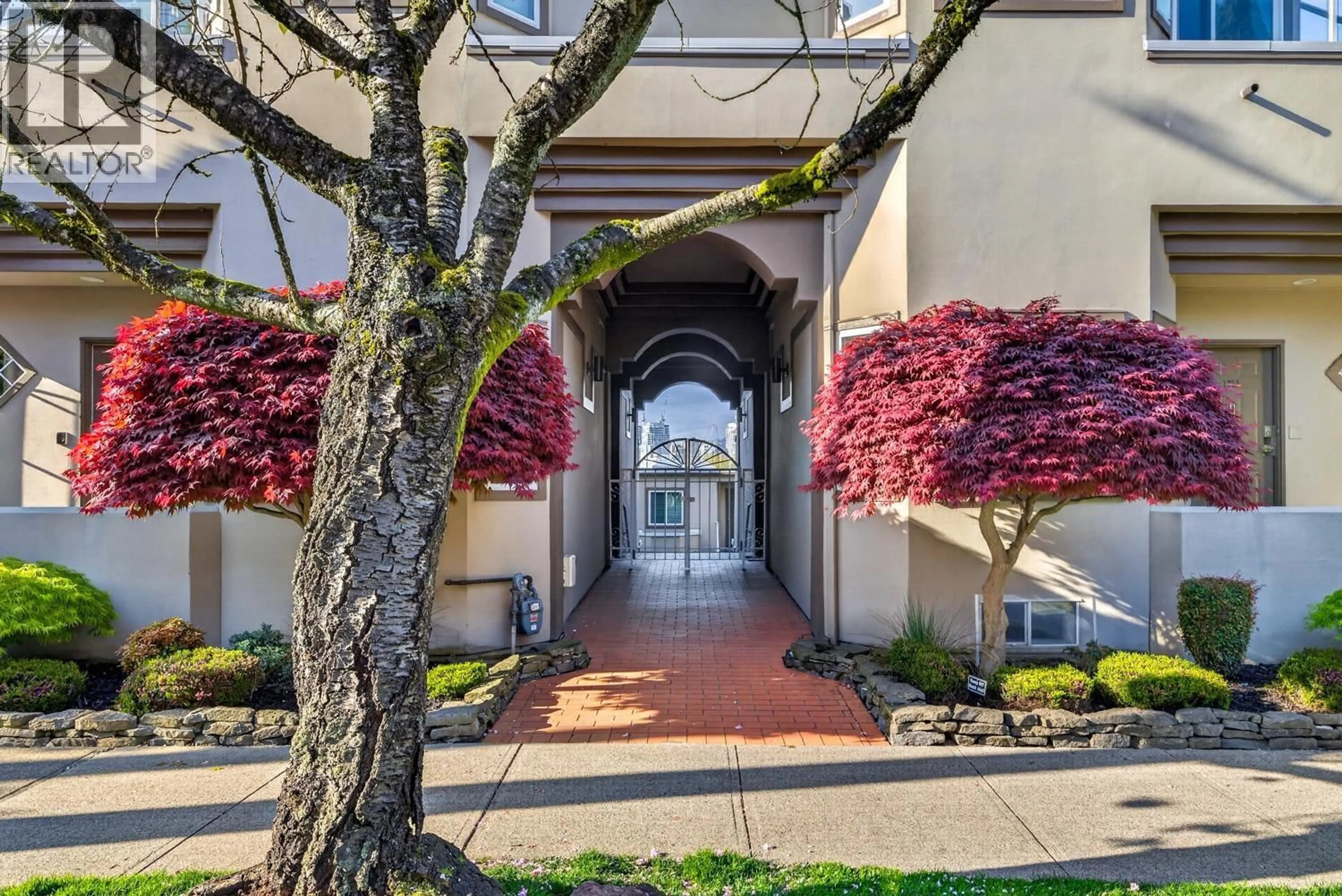 Indoor foyer for 1261 7TH AVENUE, Vancouver British Columbia V6H1B7