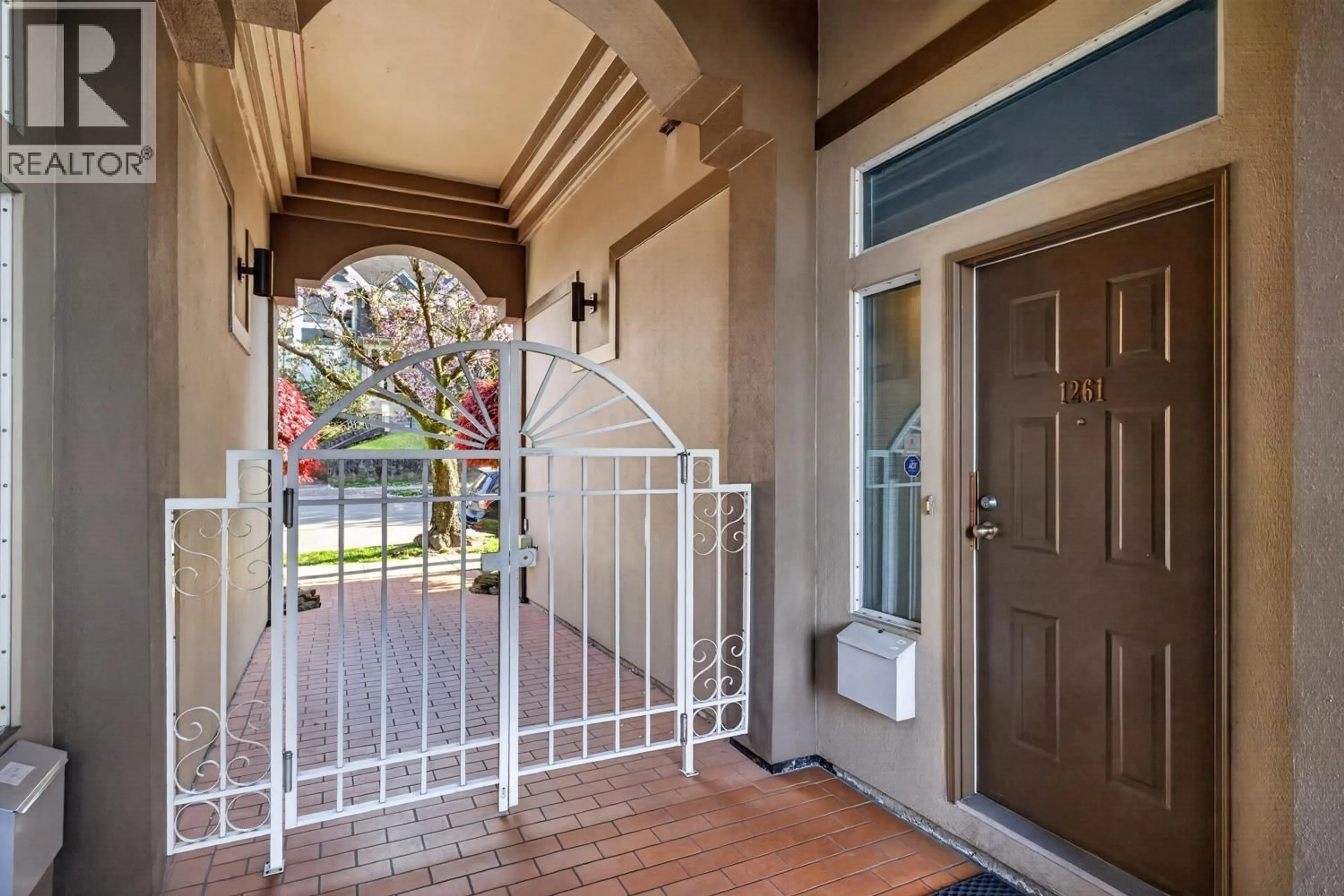 Indoor entryway for 1261 7TH AVENUE, Vancouver British Columbia V6H1B7