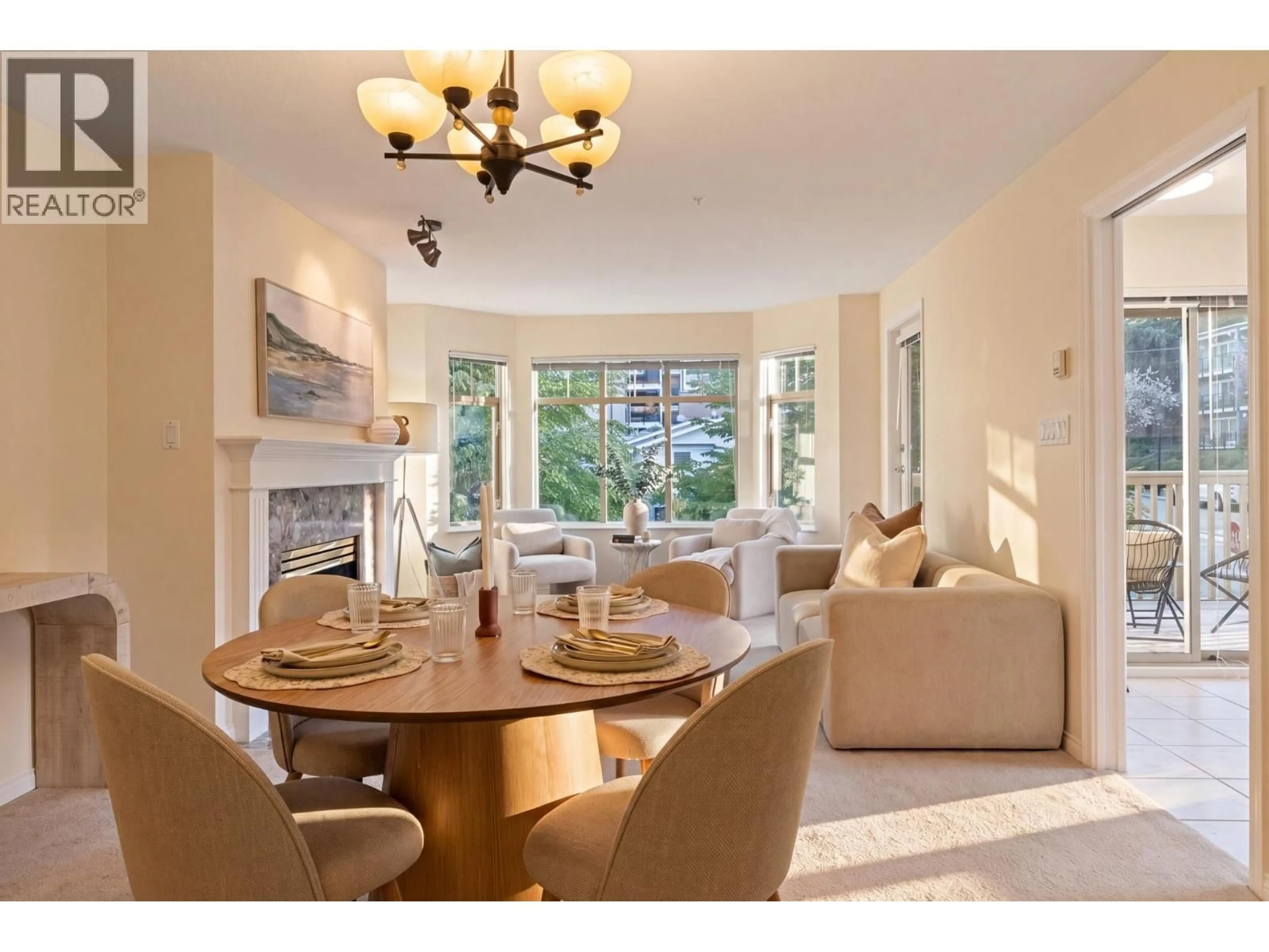 Living room with furniture, unknown for 405 - 2059 CHESTERFIELD AVENUE, North Vancouver British Columbia V7M2P4